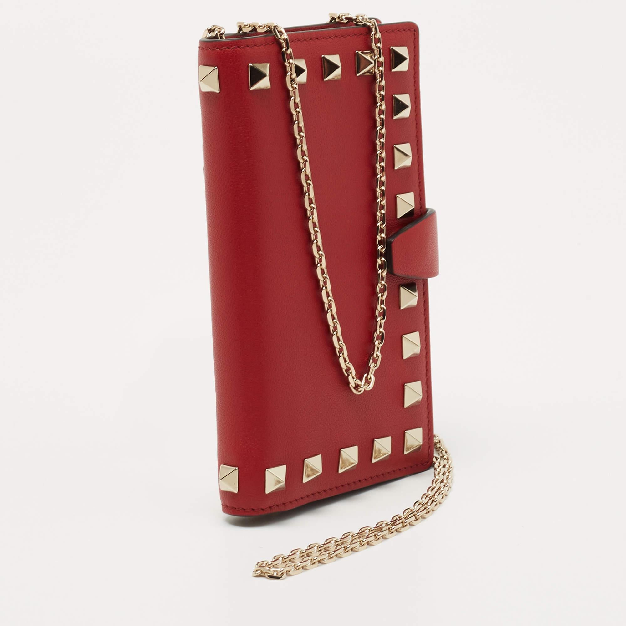 Valentino Red Leather Rockstud Chain Phone Case In New Condition In Dubai, Al Qouz 2