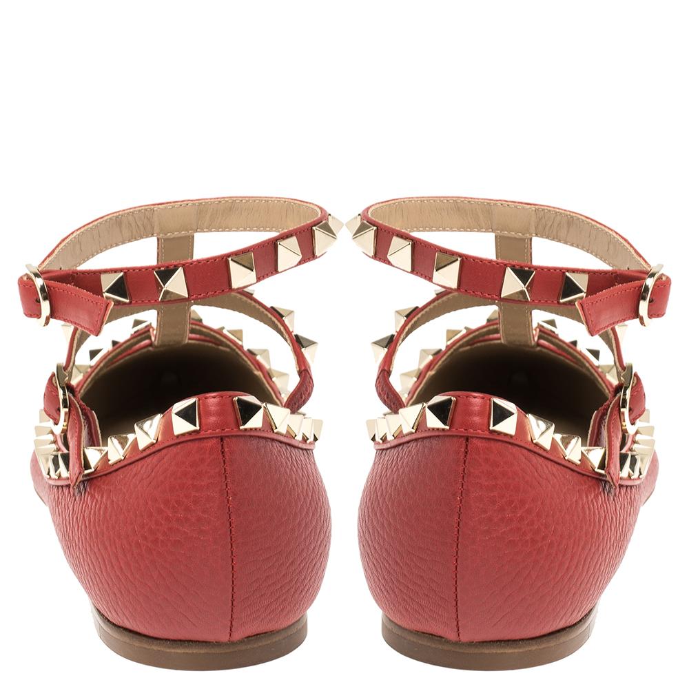 Valentino Rotes Leder Rockstud verschönert Knöchelriemen spitze Zehe Ballett Flats (Braun)