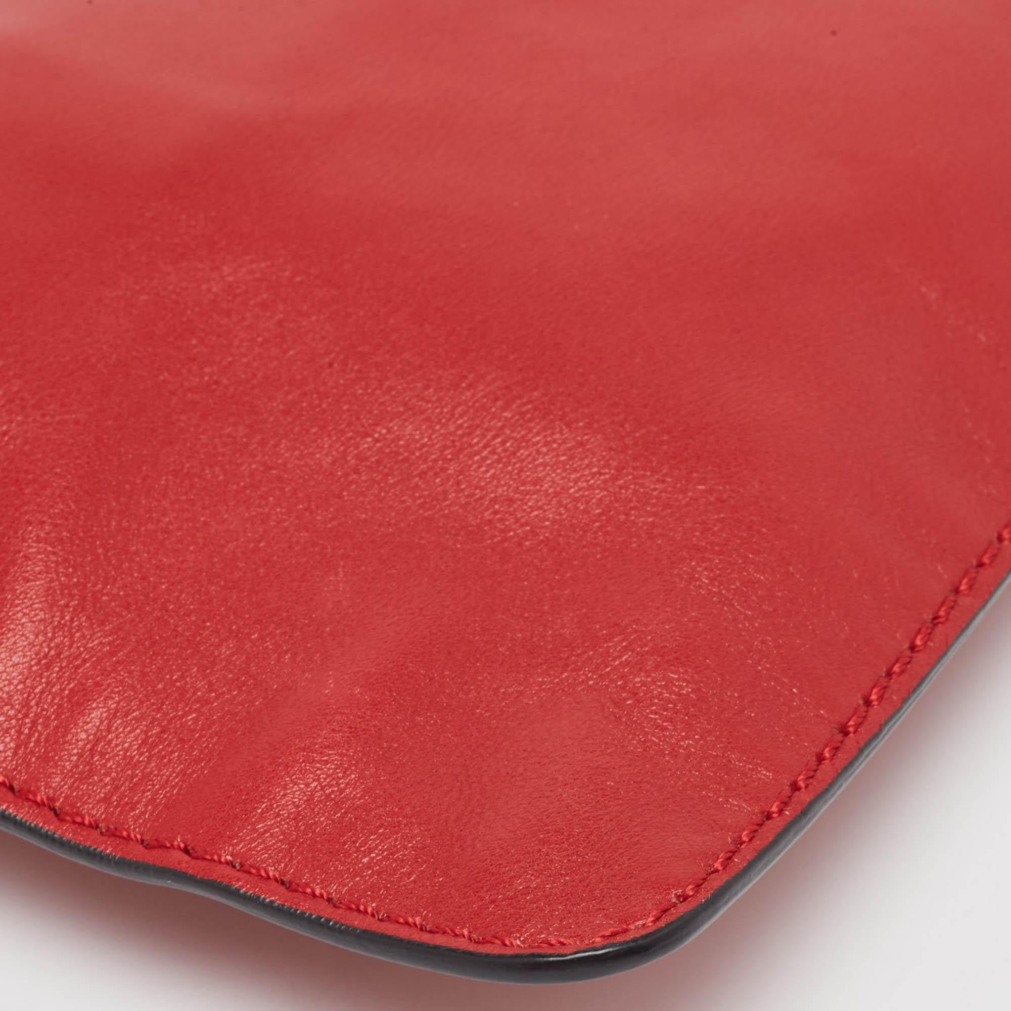 Valentino Red Leather Rockstud Slim Crossbody Bag In Good Condition For Sale In Dubai, Al Qouz 2