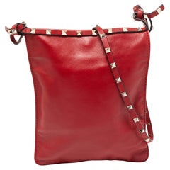 Valentino Rote, schlanke Crossbody-Tasche aus Leder mit Nieten