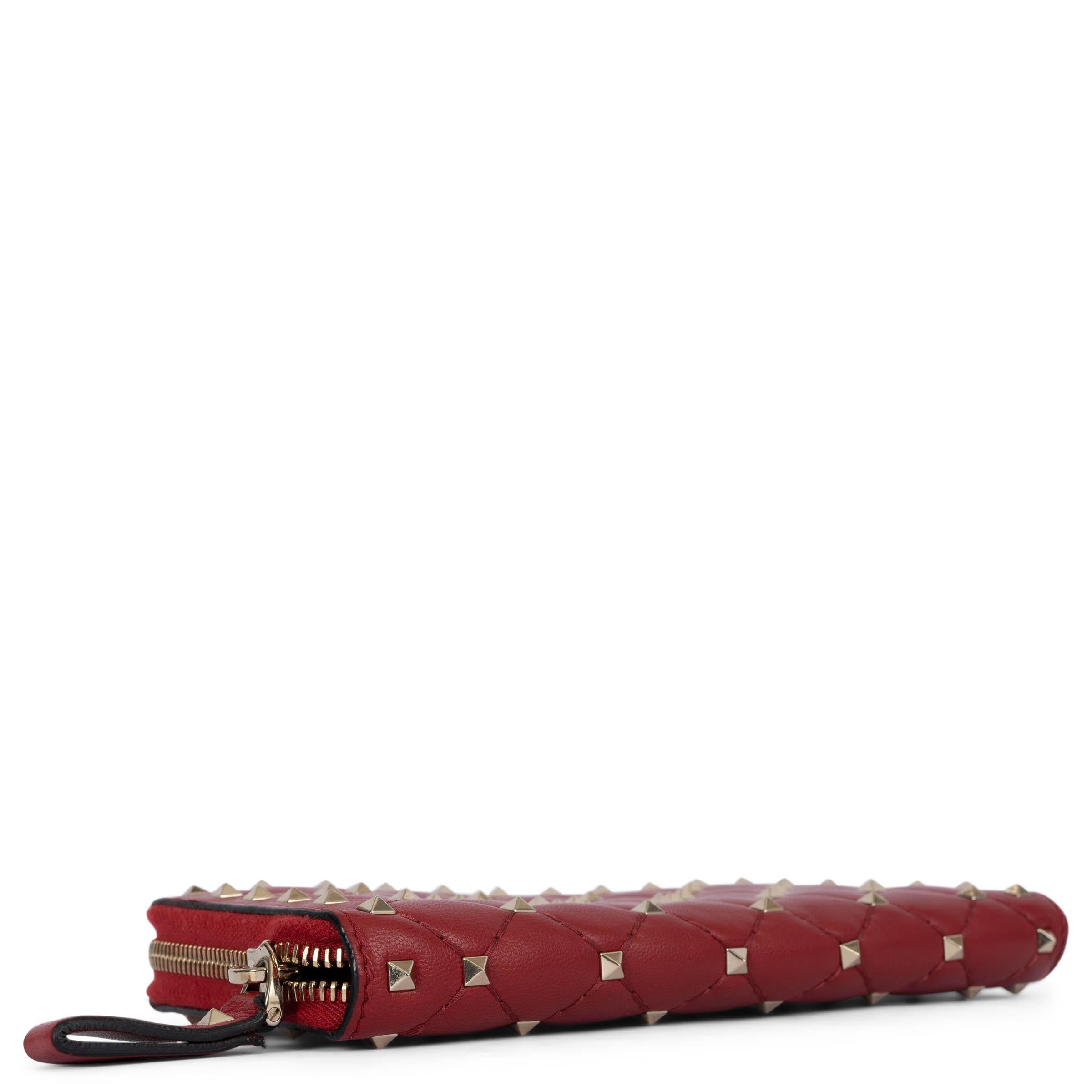VALENTINO red leather ROCKSTUD SPIKE Continental Zip Wallet In New Condition For Sale In Zürich, CH