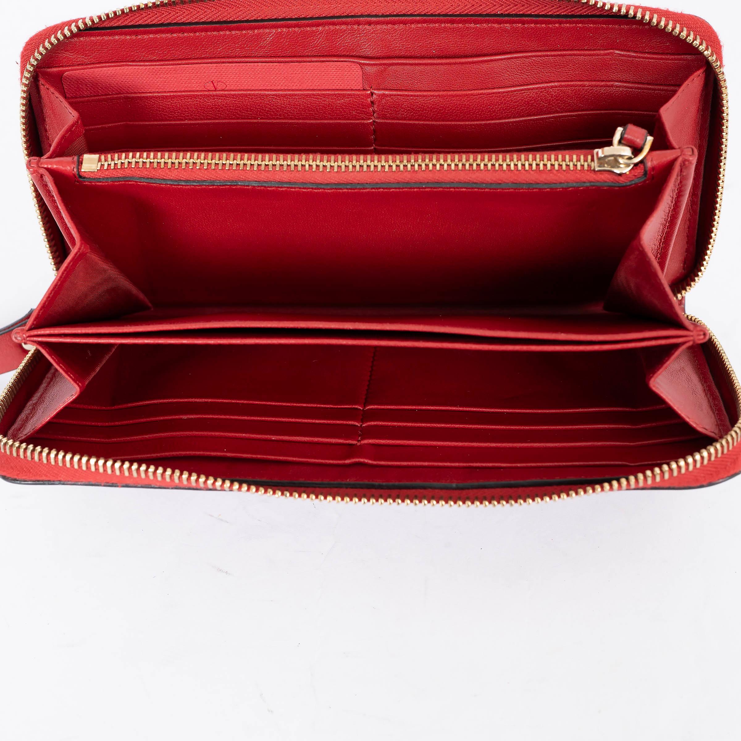 Women's VALENTINO red leather ROCKSTUD SPIKE Continental Zip Wallet For Sale