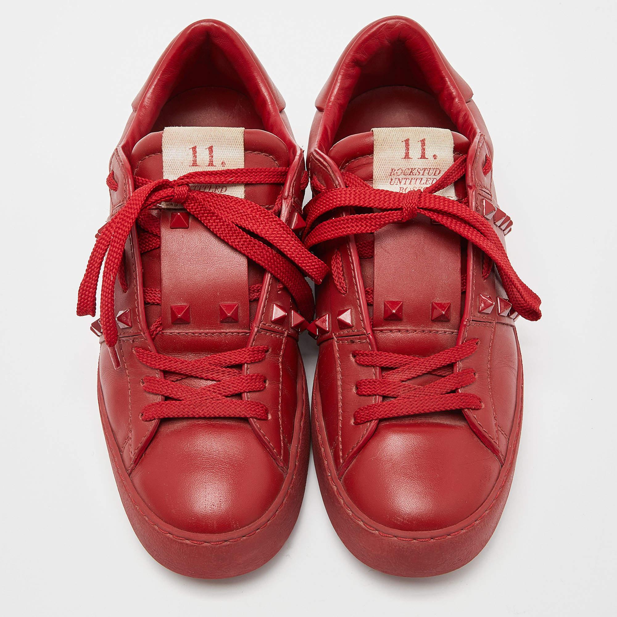Misez sur un style Lux en portant ces baskets basses Valentino Rockstud Untitled avec vos tenues décontractées. Confectionnées en cuir rouge avec les bordures Rockstud signature, ces chaussures à lacets sont faciles à porter.

