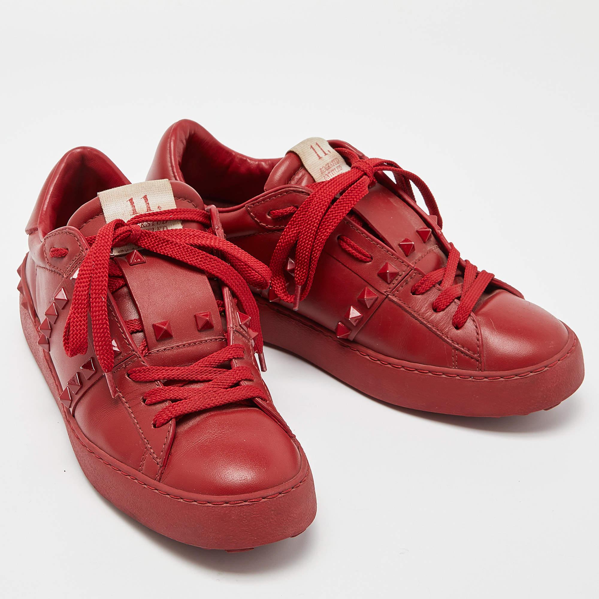 Rouge Baskets Rockstud sans titre Valentino en cuir rouge taille 37 en vente