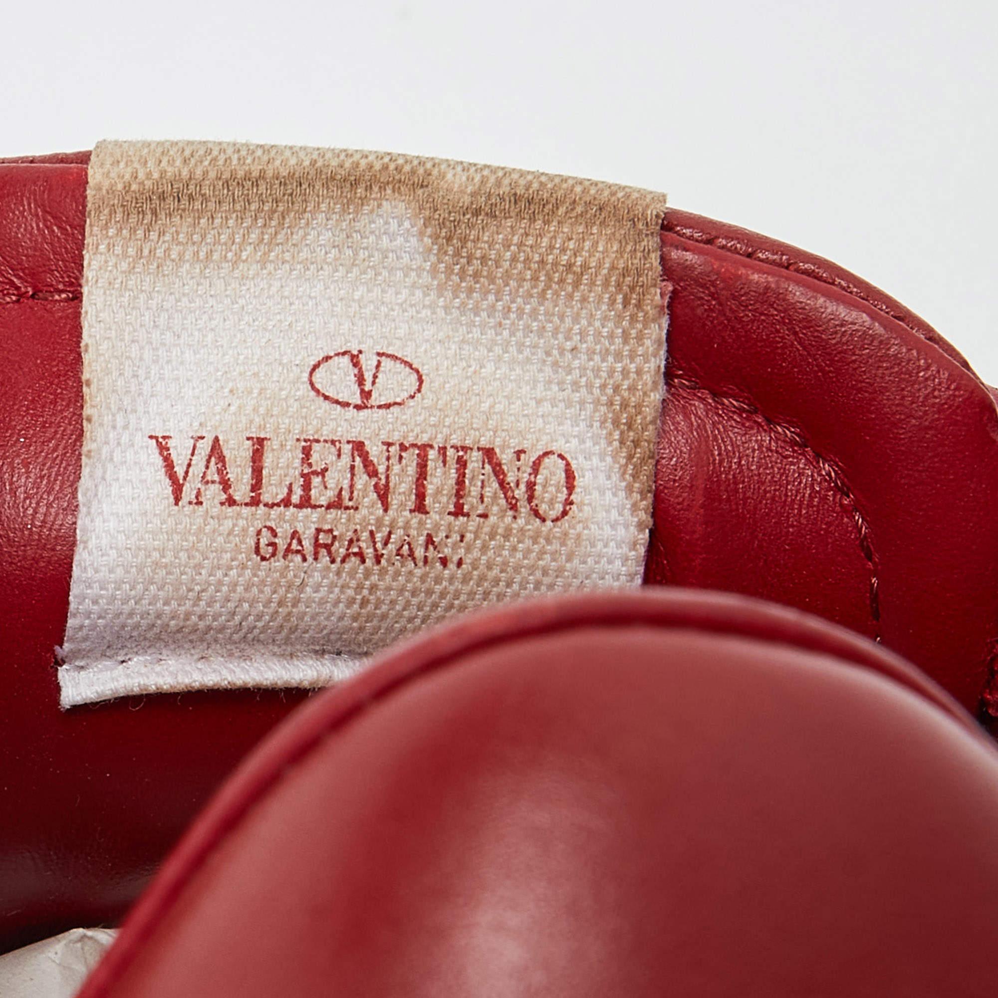 Baskets Rockstud sans titre Valentino en cuir rouge taille 37 en vente 1