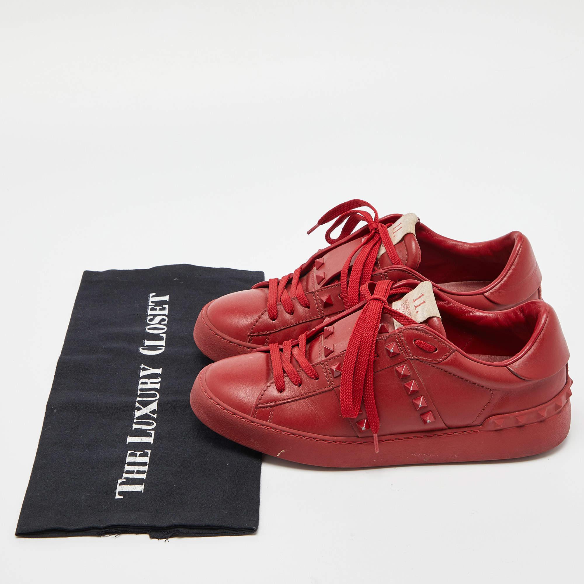 Baskets Rockstud sans titre Valentino en cuir rouge taille 37 en vente 2