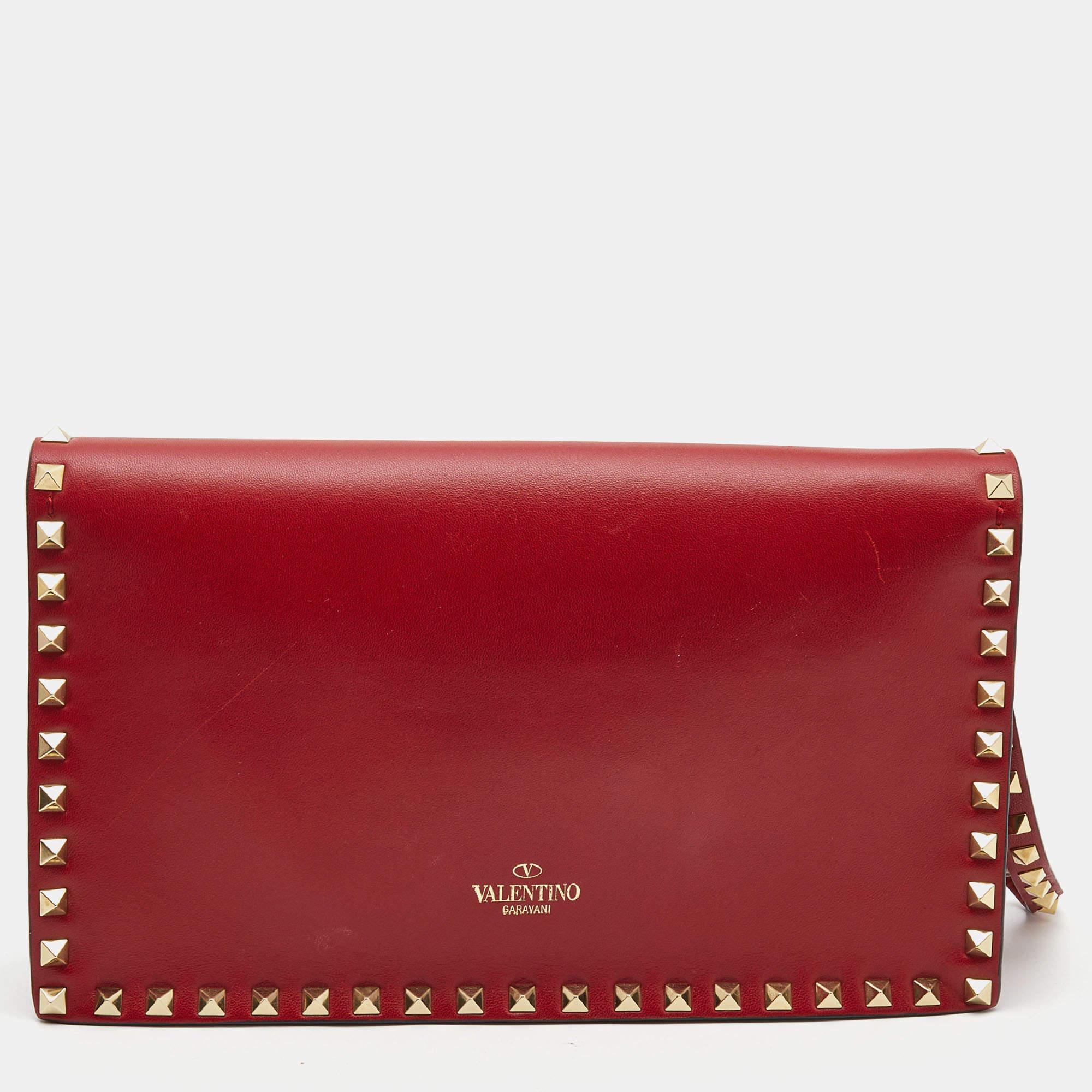 Have all eyes on you when you flaunt this Rockstud clutch by Valentino. Crafted from red leather, it comes with the iconic Rockstud detailing on the exterior. The leather lined interior is divided into compartments to keep your monetary essentials