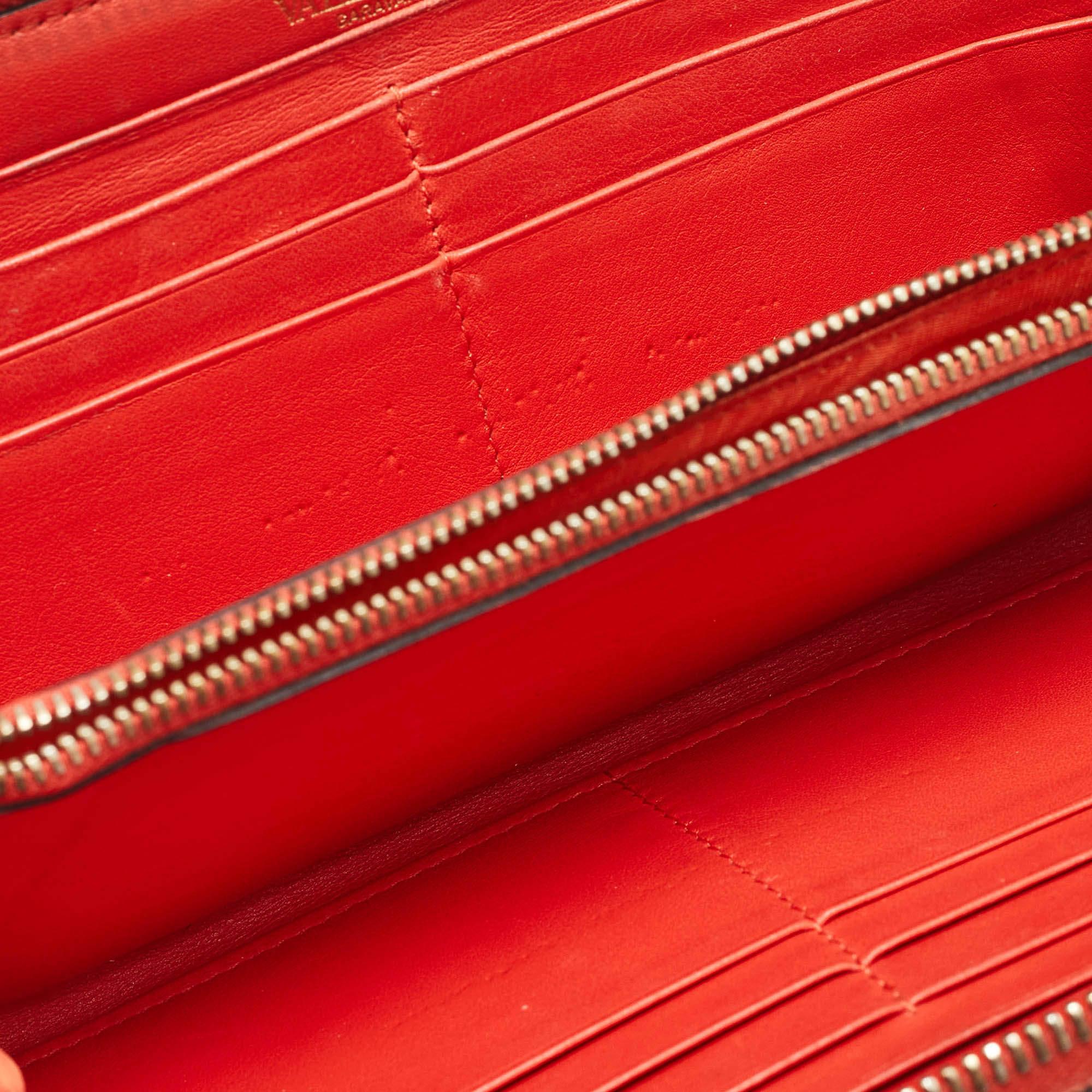 This classy wallet brings along a touch of luxury and immense style. It comes perfectly crafted to neatly carry your cards and cash.