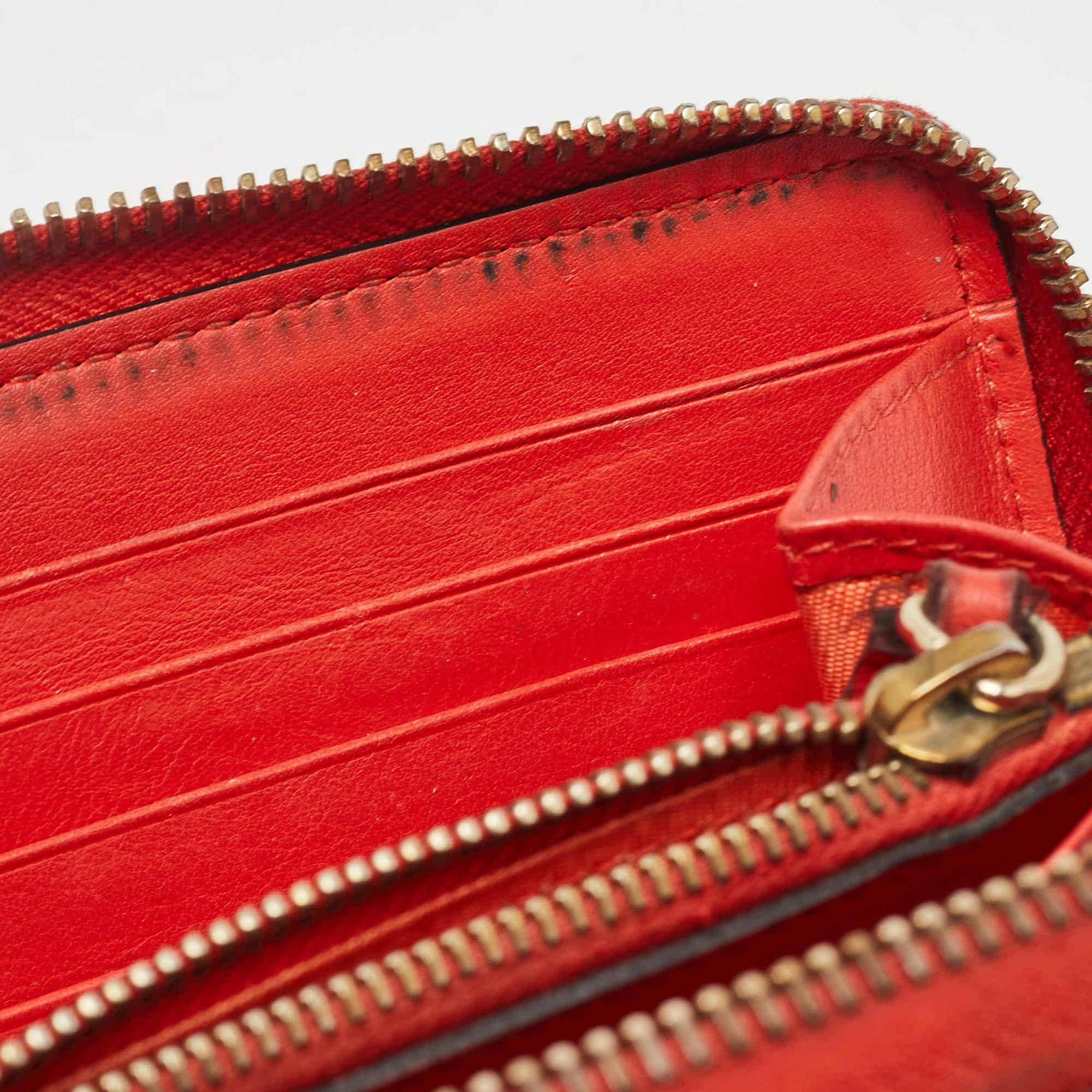 Valentino Red Leather Rockstud Zip Around Continental Wallet In Fair Condition For Sale In Dubai, Al Qouz 2