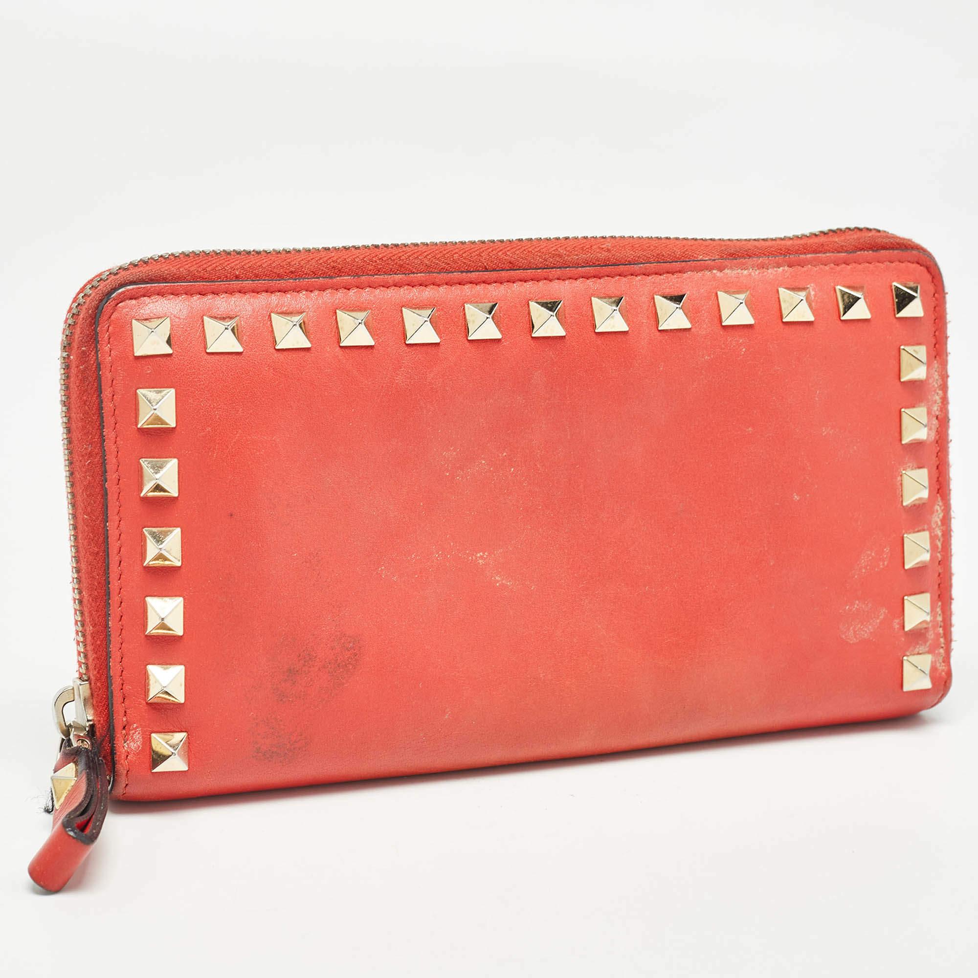 Valentino Red Leather Rockstud Zip Around Continental Wallet For Sale 2