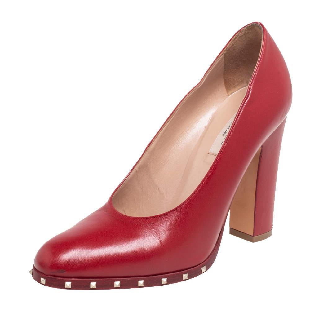 This pair of pumps by Valentino is a buy to wear and treasure. The shoes have been crafted from red leather and styled with signature Rockstud accents. Covered toes and a set of block heels complete the pair.