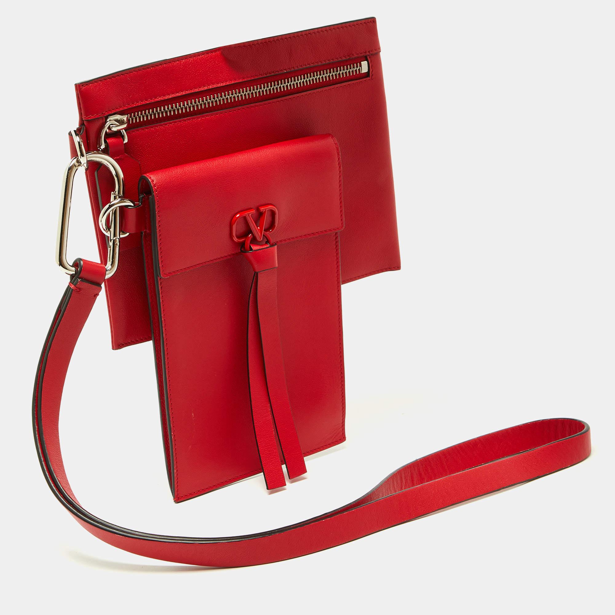 Valentino Red Leather VRing Double Wristlet Pouch In Excellent Condition In Dubai, Al Qouz 2