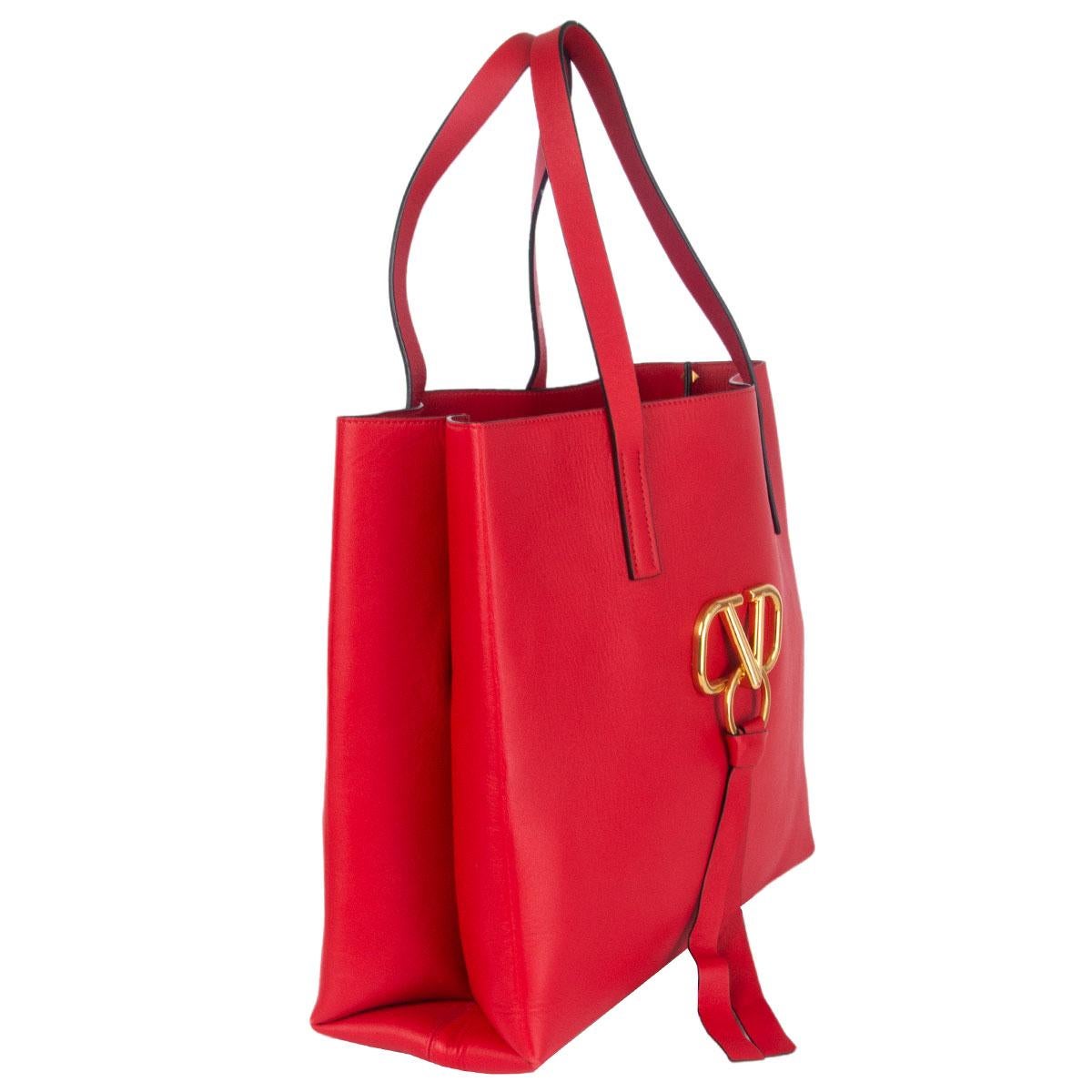 100% authentic Valentino large VRING tote bag in red leather featuring gold-tone metal logo plaque attachment at the front that is decorated with a matching red leather trim keyring attachment. Lined in red leather with detachable internal leather