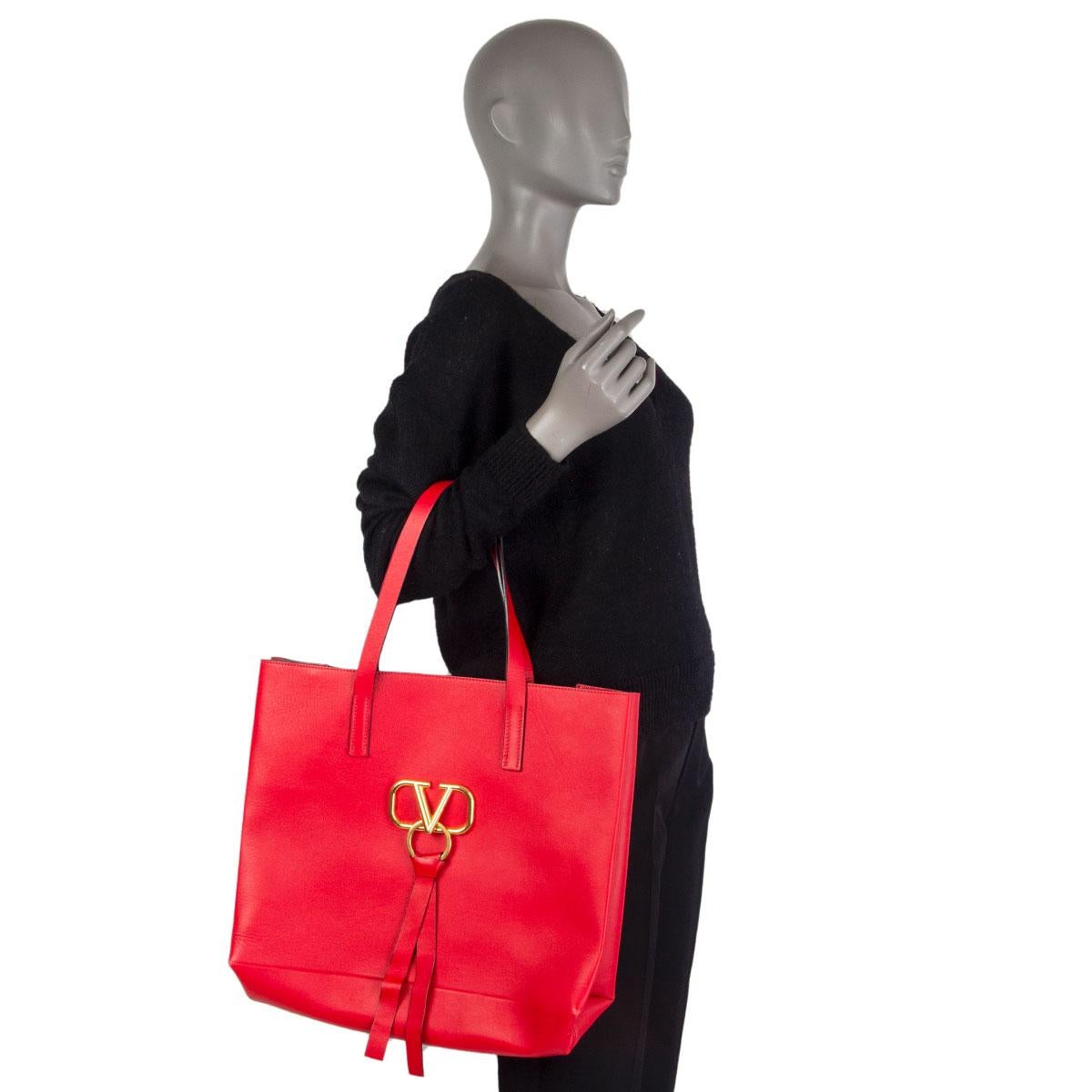 VALENTINO red leather VRING LARGE TOTE Bag In Excellent Condition For Sale In Zürich, CH