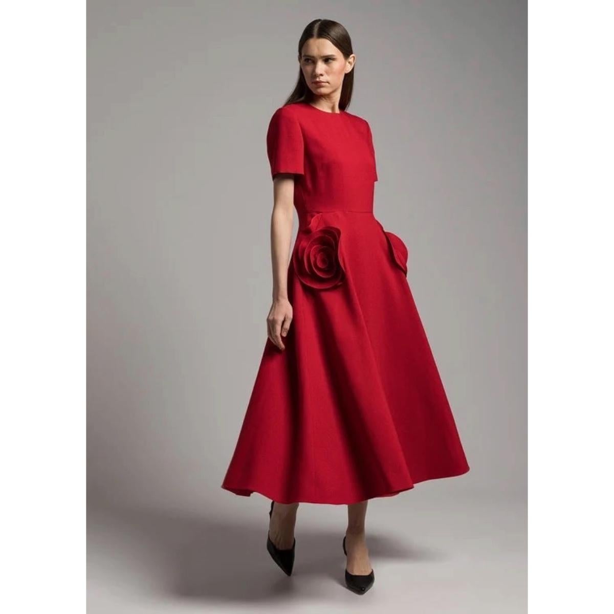 VALENTINO
Red rose appliqué detail midi dress
Valentino Garavani's roses are out in full force with this unique short-sleeve dress. 
The midi length and crew neck create a timeless elegance, while the large roses covering the side pockets add an