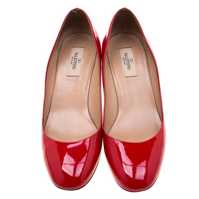 red pumps block heel