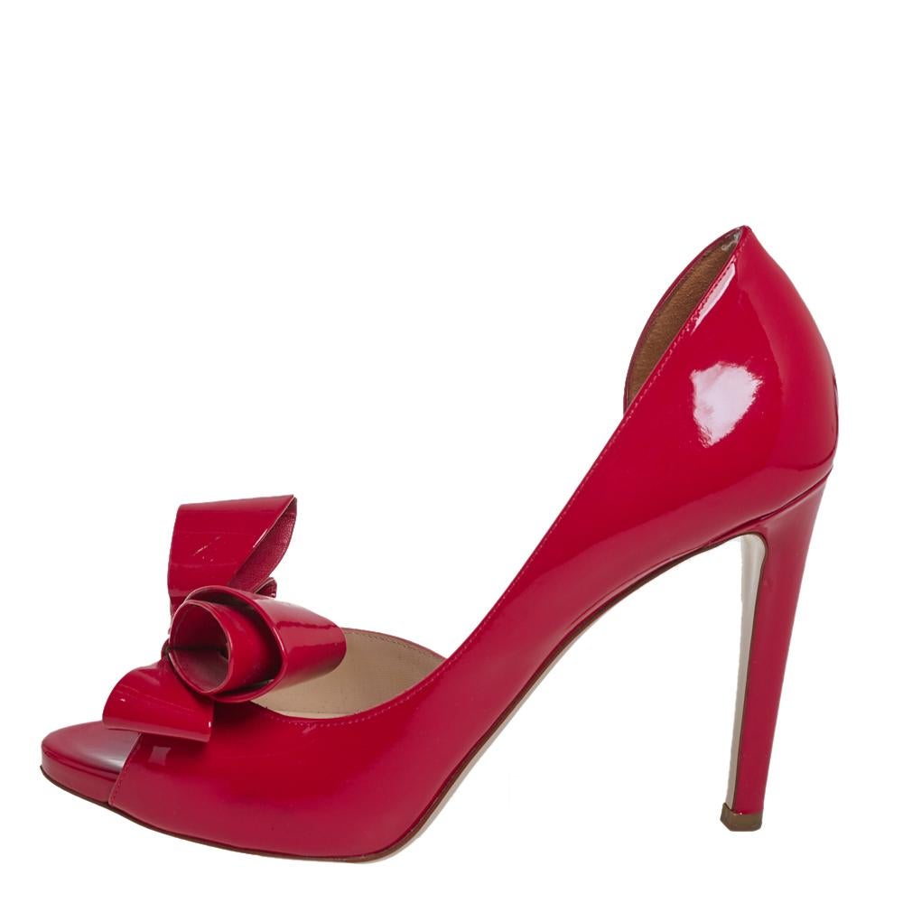 Bringen Sie kühne Raffinesse in Ihren Kleiderschrank mit diesen atemberaubenden Pumps von Valentino. Diese d'Orsay-Pumps aus Lackleder sind in einen hinreißenden Rotton getaucht und mit plissierten Schleifen auf dem Obermaterial verziert. Offene