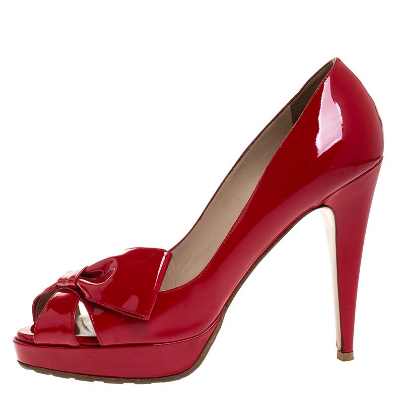 Give your feet great comfort and stability as you walk around in these pumps from Valentino. Sporting a fine patent leather exterior, they are an elegant addition to your wardrobe. These red open-toe pumps are elevated on 12.5 cm heels.

Includes :