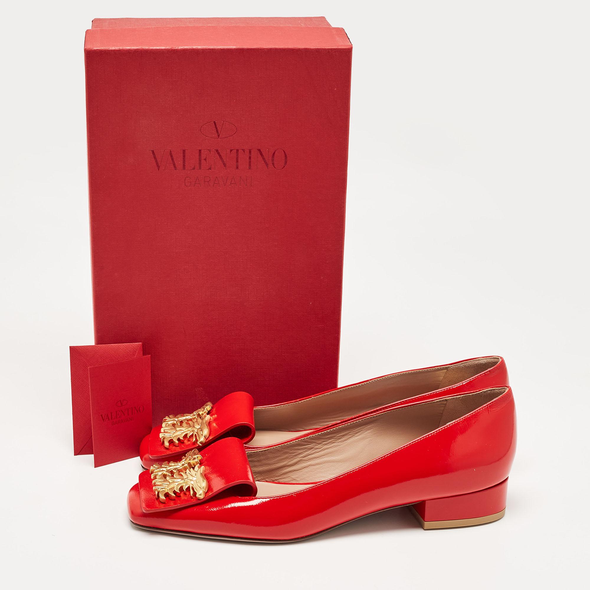 Valentino Red Patent Leather Buckle Detail Pumps Size 40 For Sale 3