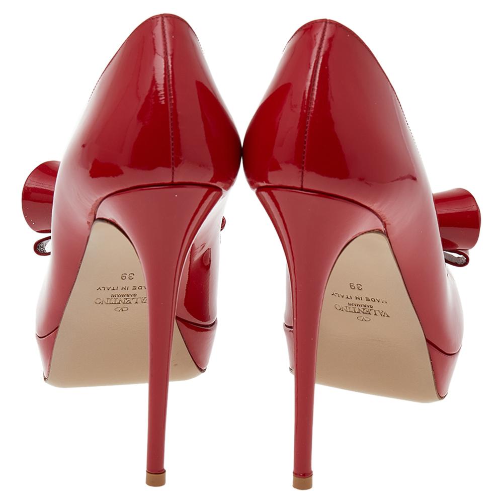 Valentino Red Patent Leather Couture Bow Peep Toe Platform Pumps Size 39 In New Condition In Dubai, Al Qouz 2