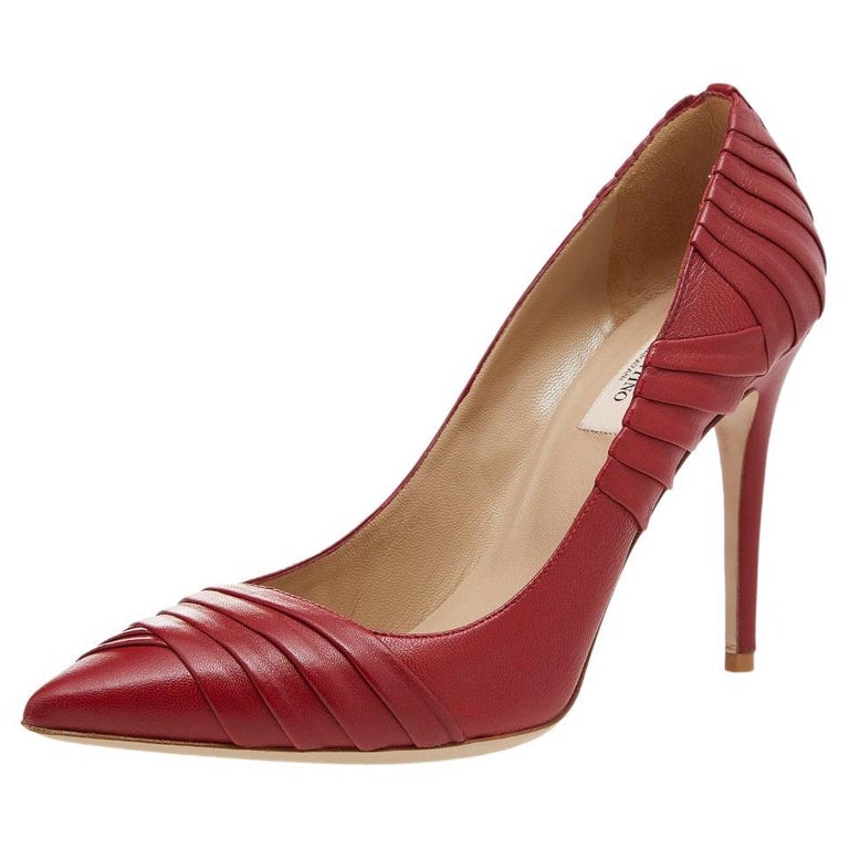 Valentino Red Pleated Leather Pointed Toe Pumps Size 38.5 For Sale at  1stDibs