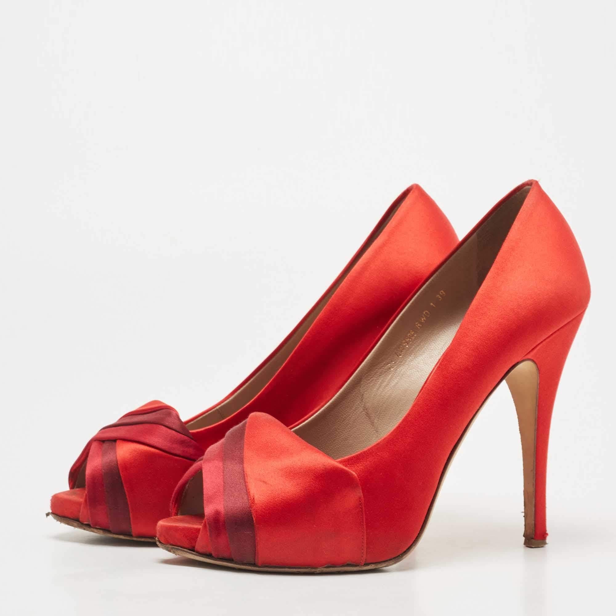 Faites preuve de chic avec ces escarpins de créateur. Ils présentent des talons robustes et des semelles durables  parfait pour vos sorties à la mode