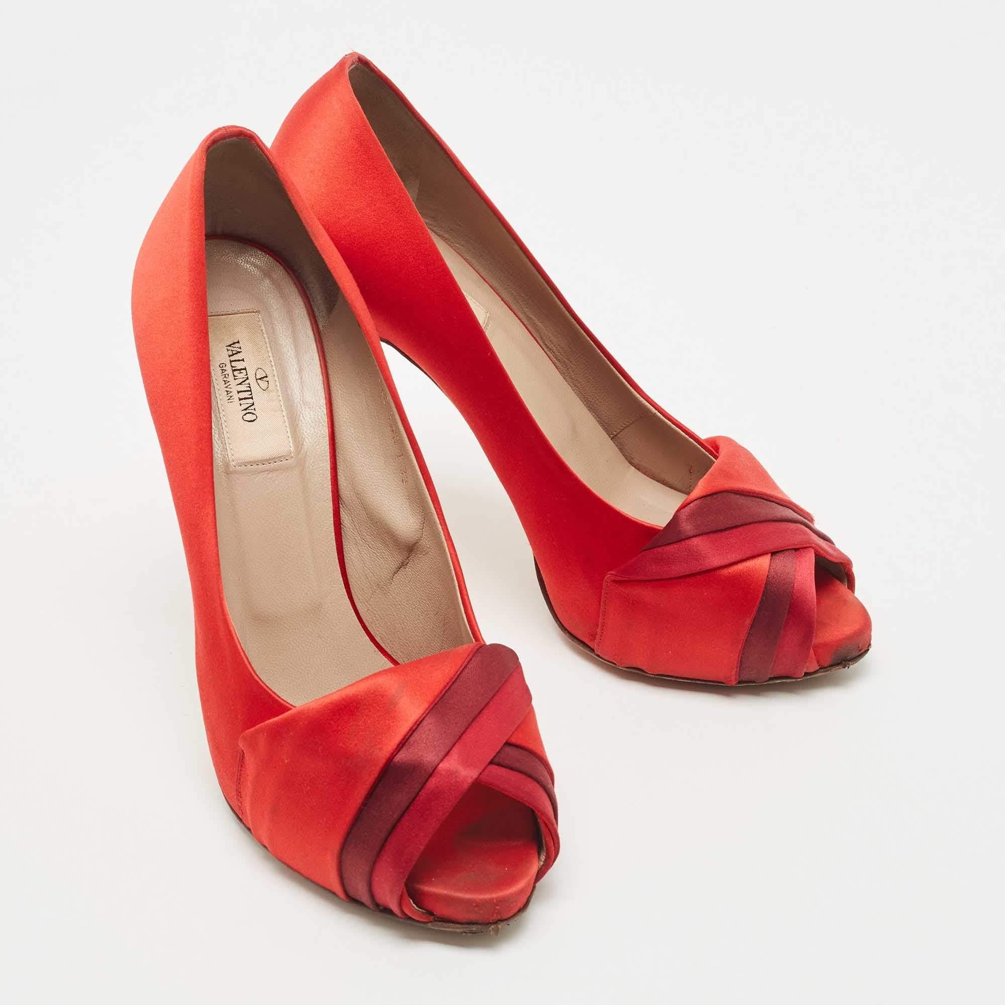 Valentino escarpins rouges plissés à bout ouvert, taille 39 Bon état à Dubai, Al Qouz 2