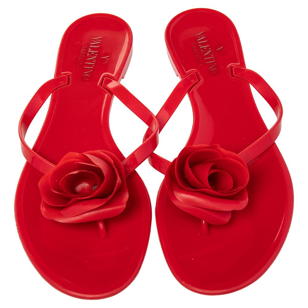 Flaunt style at its best with these beautiful PVC flats from Valentino. Detailed with a House code—the beautiful rose flower—the flats are pretty and water friendly. Looking fashionable in your casuals is as easy as slipping on these gorgeous red