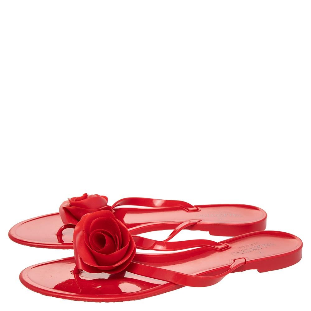 Valentino Red PVC Couture Rose Thong Flat Sandals Size 41 In Good Condition In Dubai, Al Qouz 2