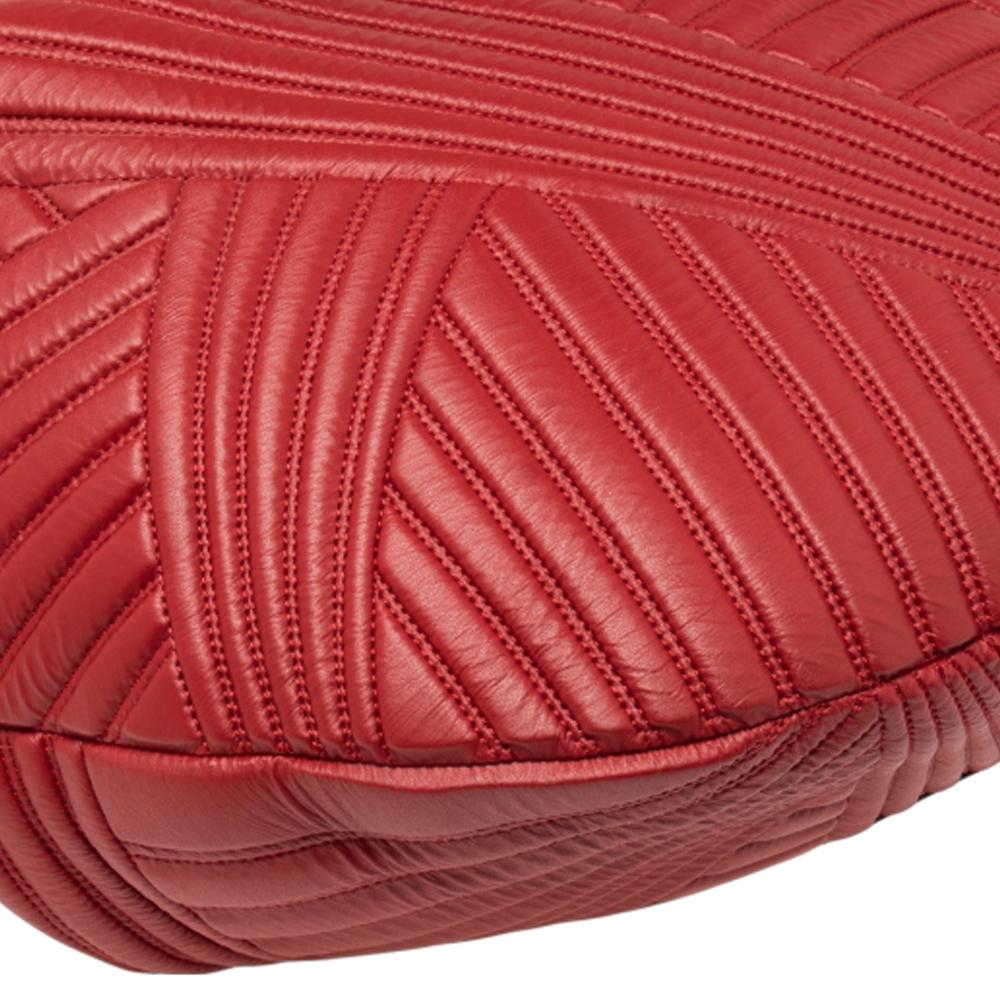 Valentino Red Quilted Leather Large Hobo In Good Condition In Dubai, Al Qouz 2