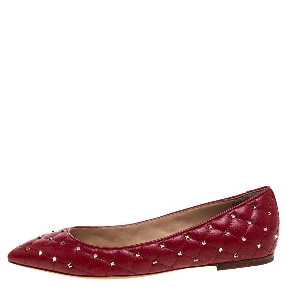 These Valentino ballet flats are sure to lend you an elegant and stylish look. The point-toe flats have been made in Italy from red leather, a shade that has been anonymous with the label since its inception and embellished with gleaming Rockstuds -