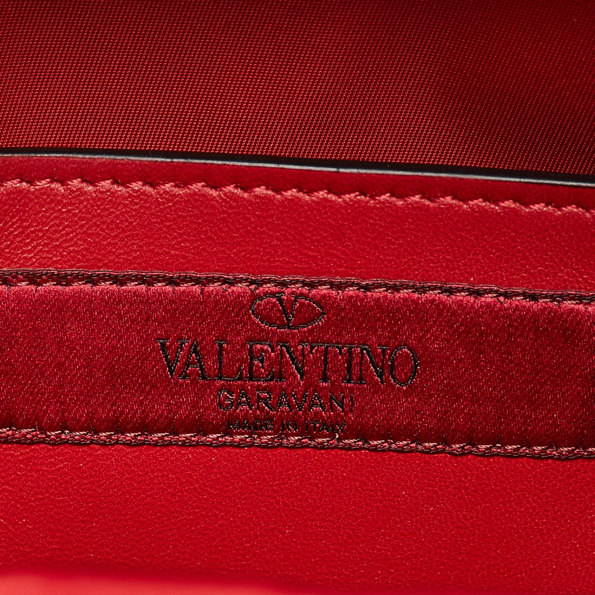Valentino - Mini sac à dos Rockstud à pointes en nylon et cuir matelassé rouge en vente 6