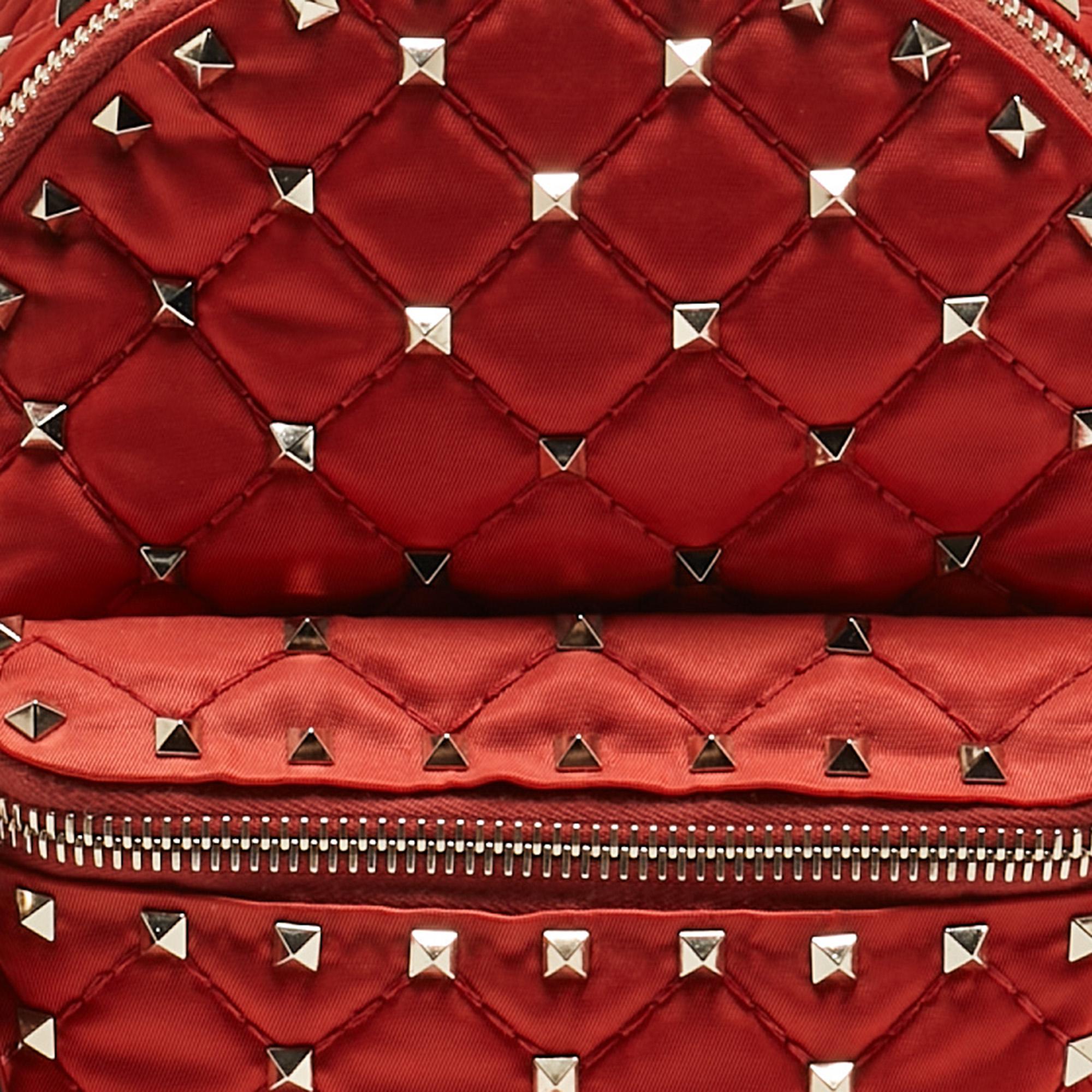Valentino - Mini sac à dos Rockstud à pointes en nylon et cuir matelassé rouge en vente 8