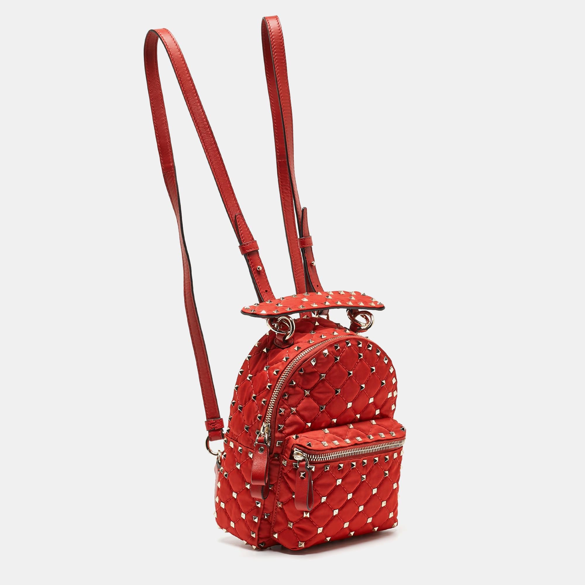 Valentino - Mini sac à dos Rockstud à pointes en nylon et cuir matelassé rouge en vente 9