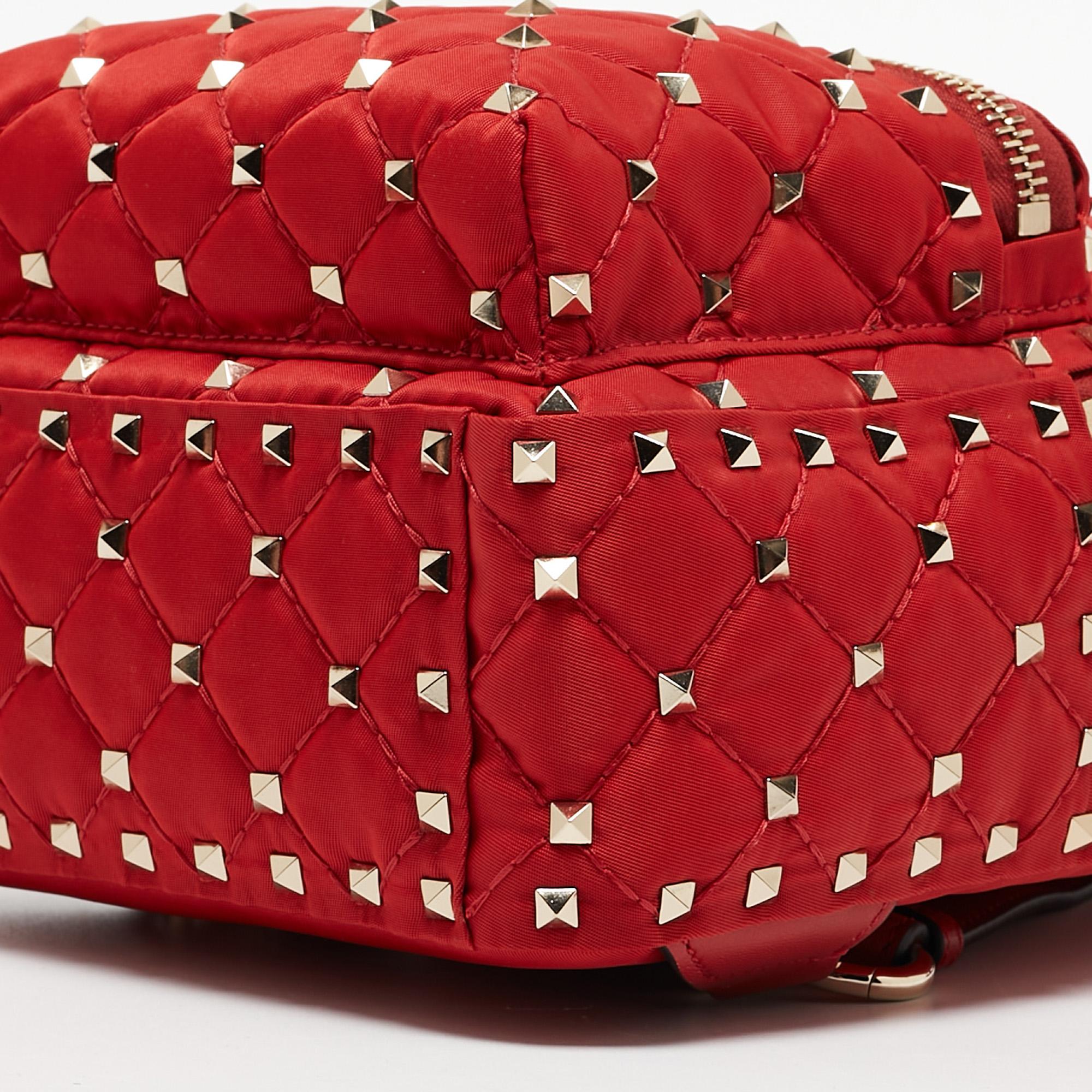 Valentino - Mini sac à dos Rockstud à pointes en nylon et cuir matelassé rouge en vente 1