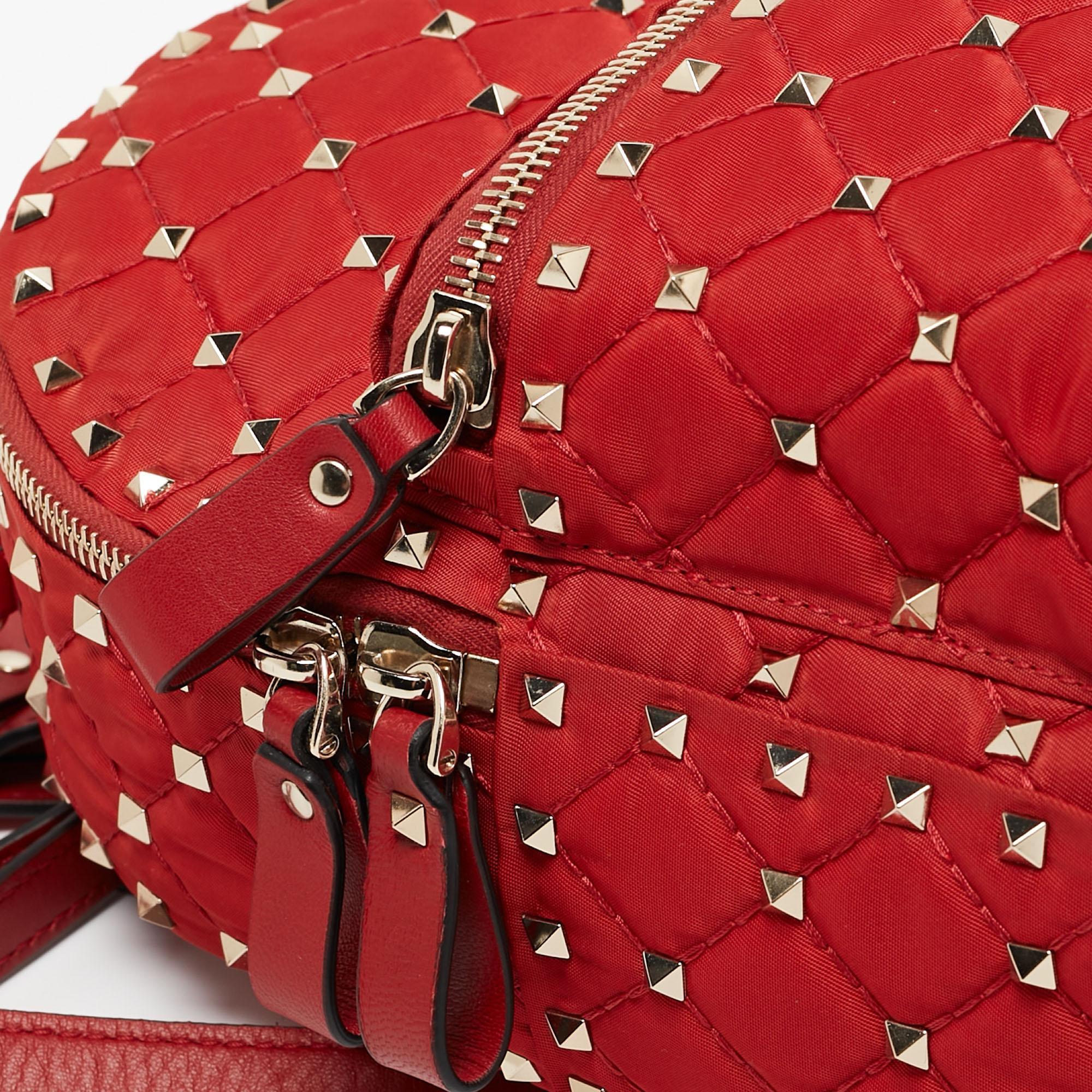 Valentino - Mini sac à dos Rockstud à pointes en nylon et cuir matelassé rouge en vente 2