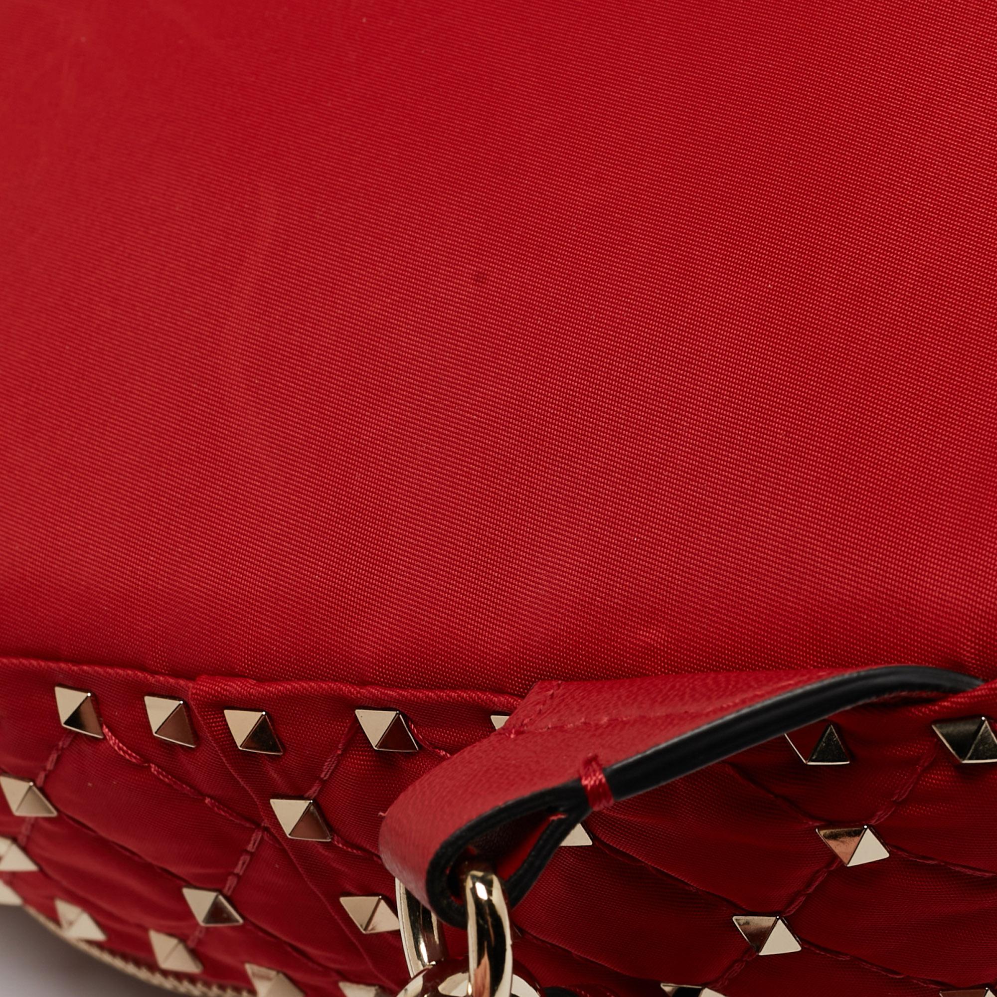 Valentino - Mini sac à dos Rockstud à pointes en nylon et cuir matelassé rouge en vente 3