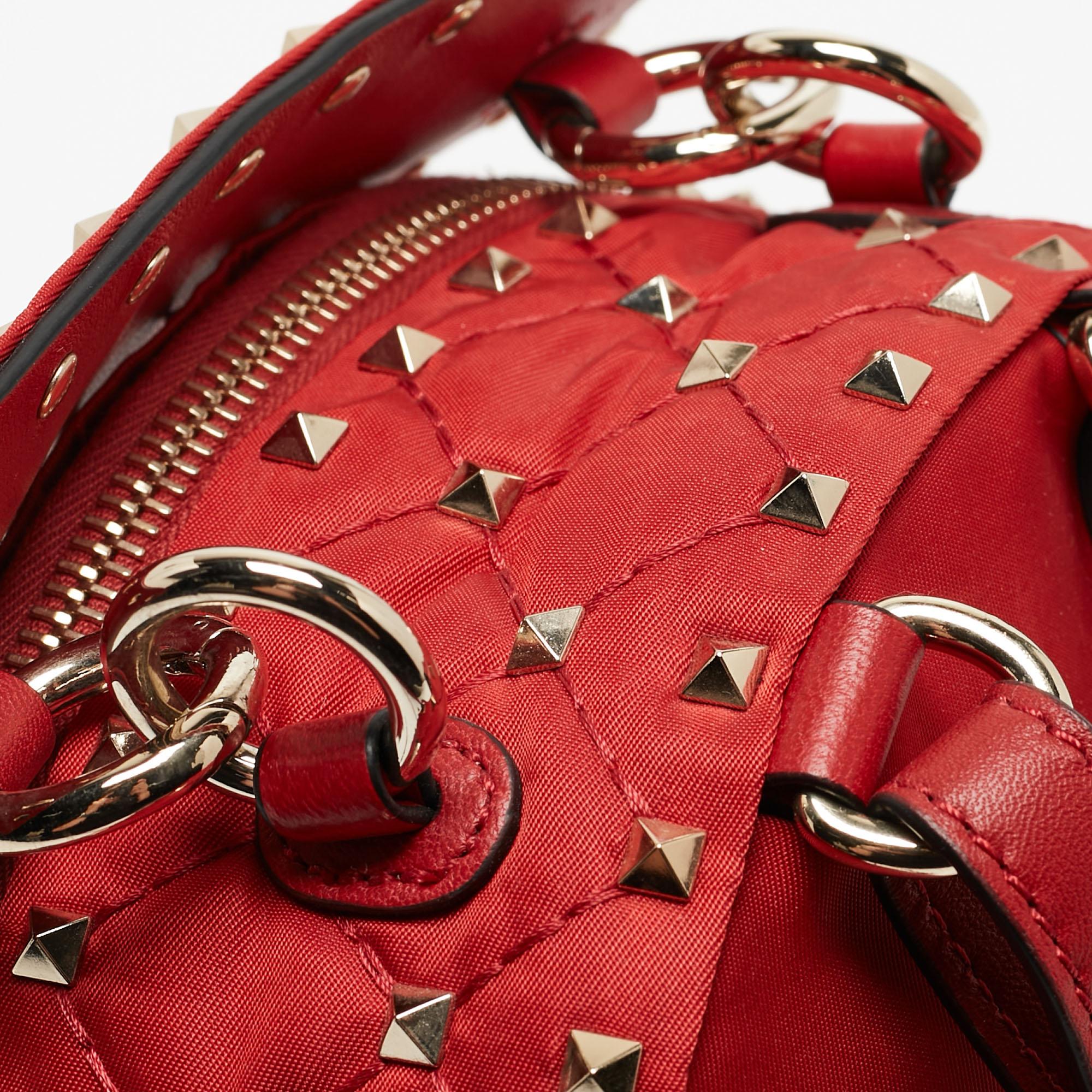Valentino - Mini sac à dos Rockstud à pointes en nylon et cuir matelassé rouge en vente 4
