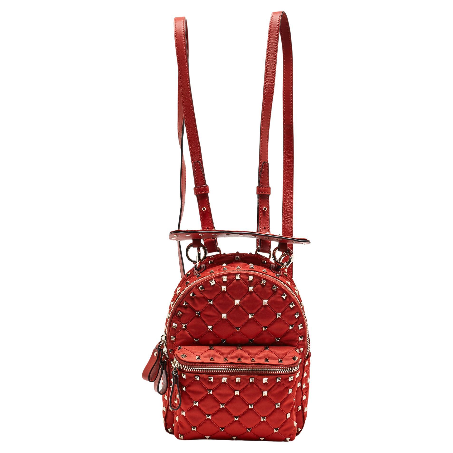 Valentino - Mini sac à dos Rockstud à pointes en nylon et cuir matelassé rouge en vente