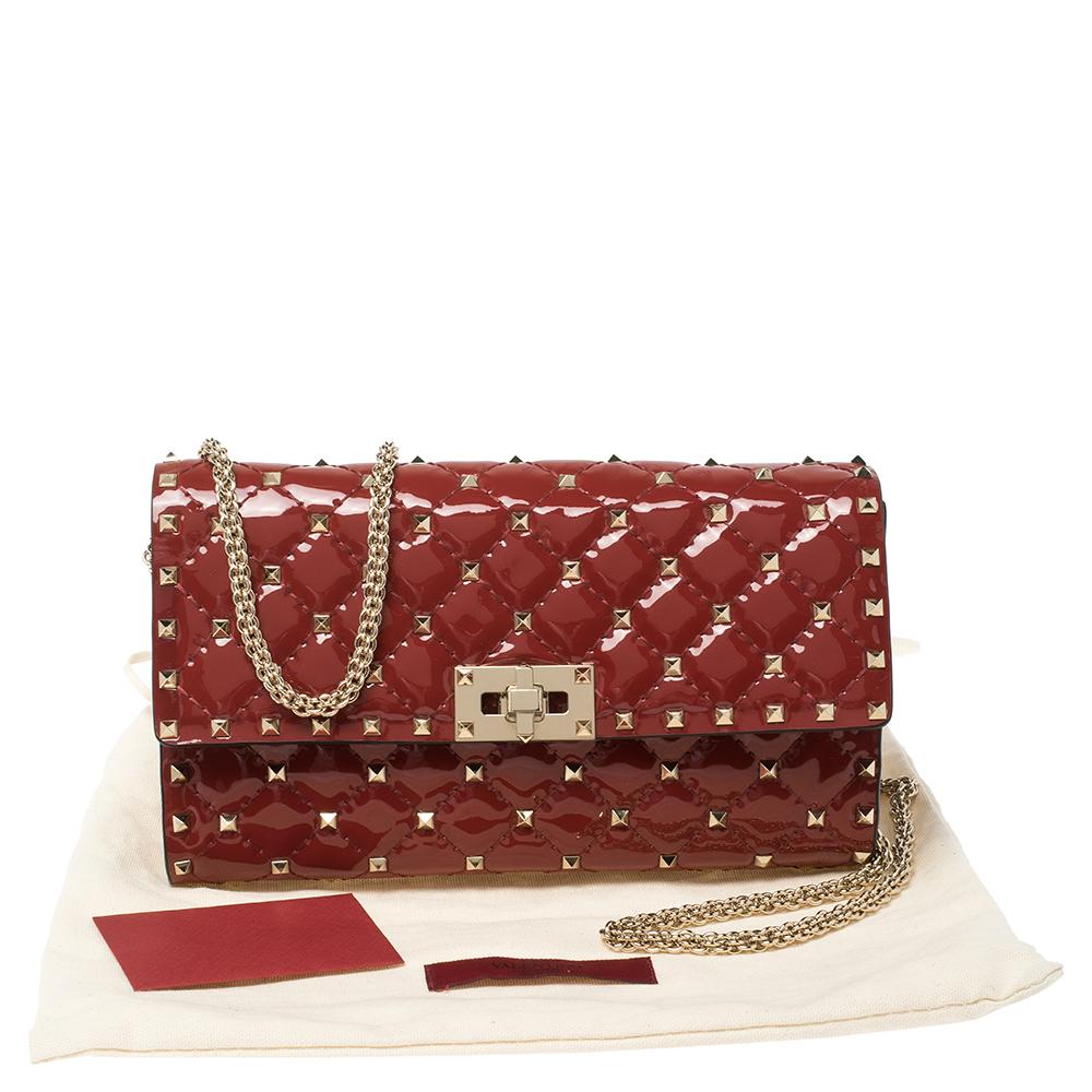 Valentino Red Quilted Patent Leather Rockstud Spike Shoulder Bag In New Condition In Dubai, Al Qouz 2