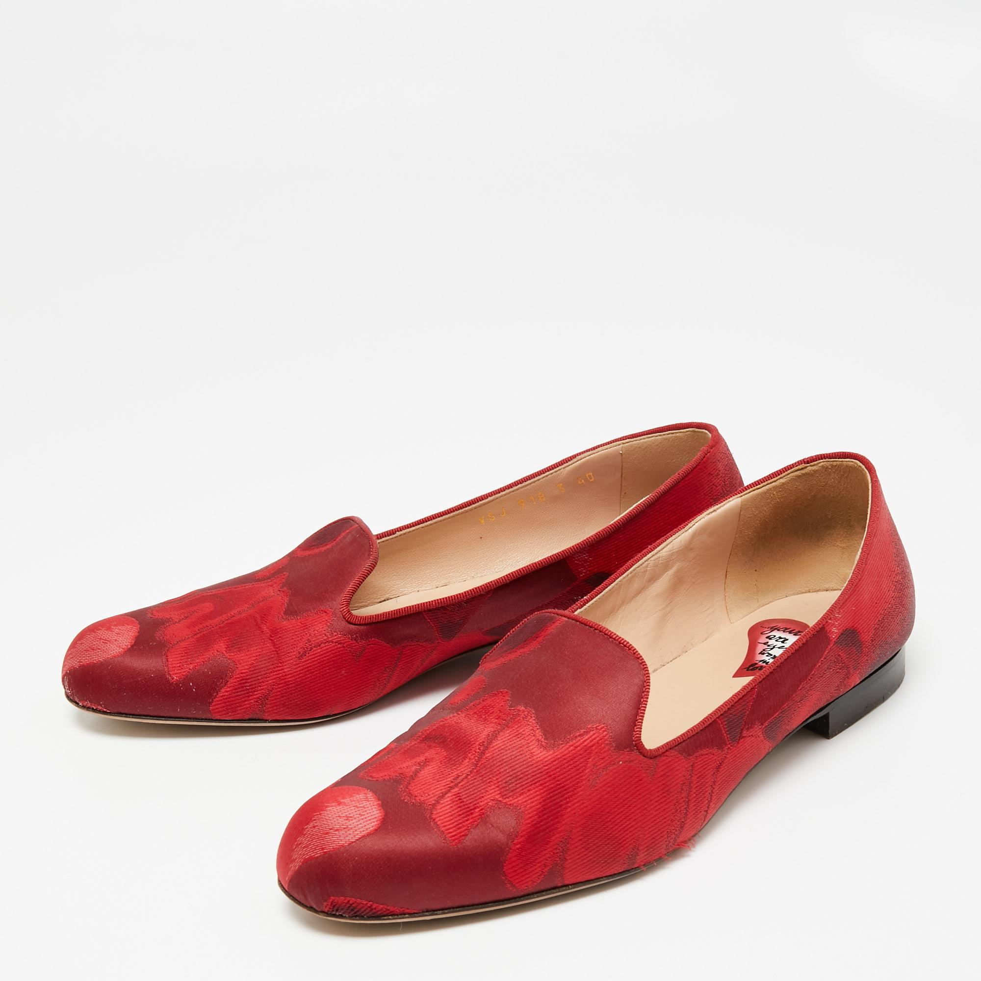 These smoking slippers from the House of Valentino are here to grant your feet the ultimate comfortable experience. They are crafted from red suede and flaunt an easy slip-on style. They are elevated with embroidery detailing. Add these trendy