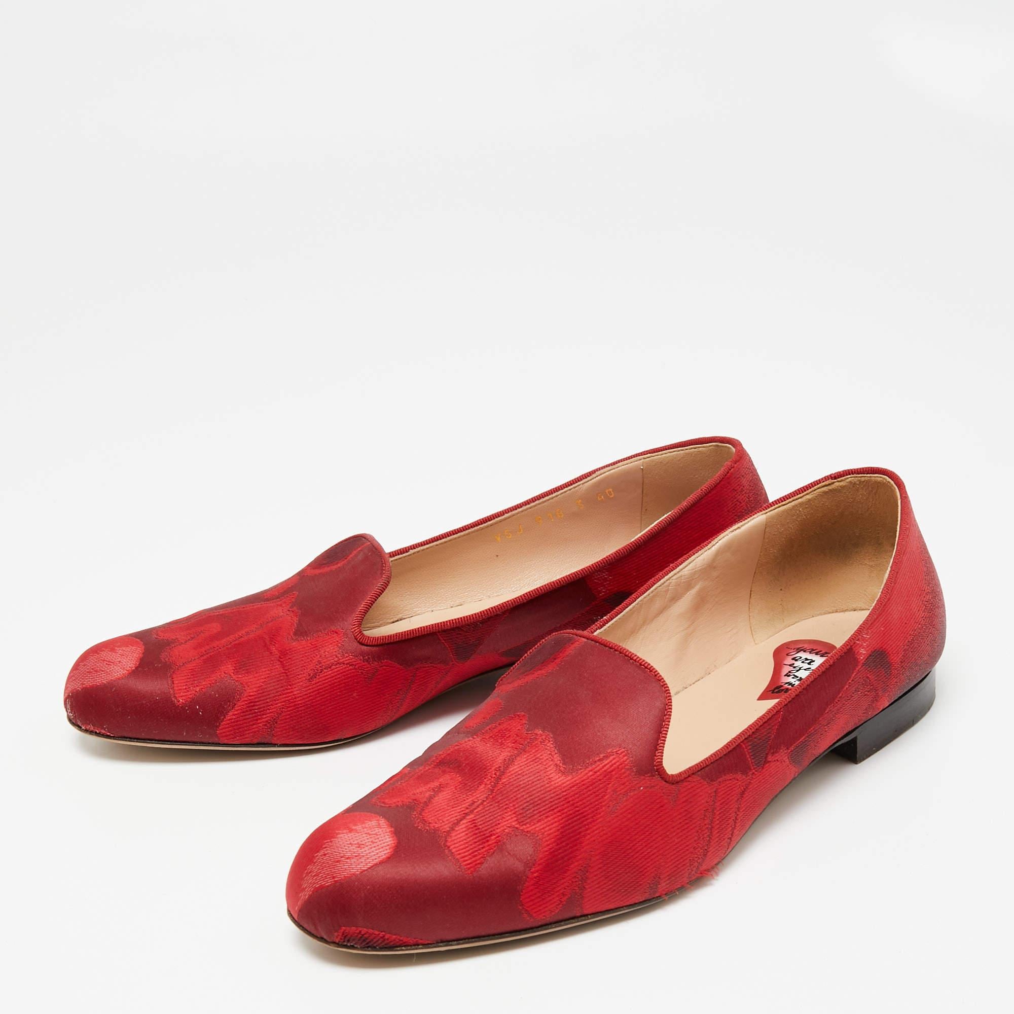 Valentino - Chaussures de smoking brodées en satin rouge, taille 40 Bon état - En vente à Dubai, Al Qouz 2