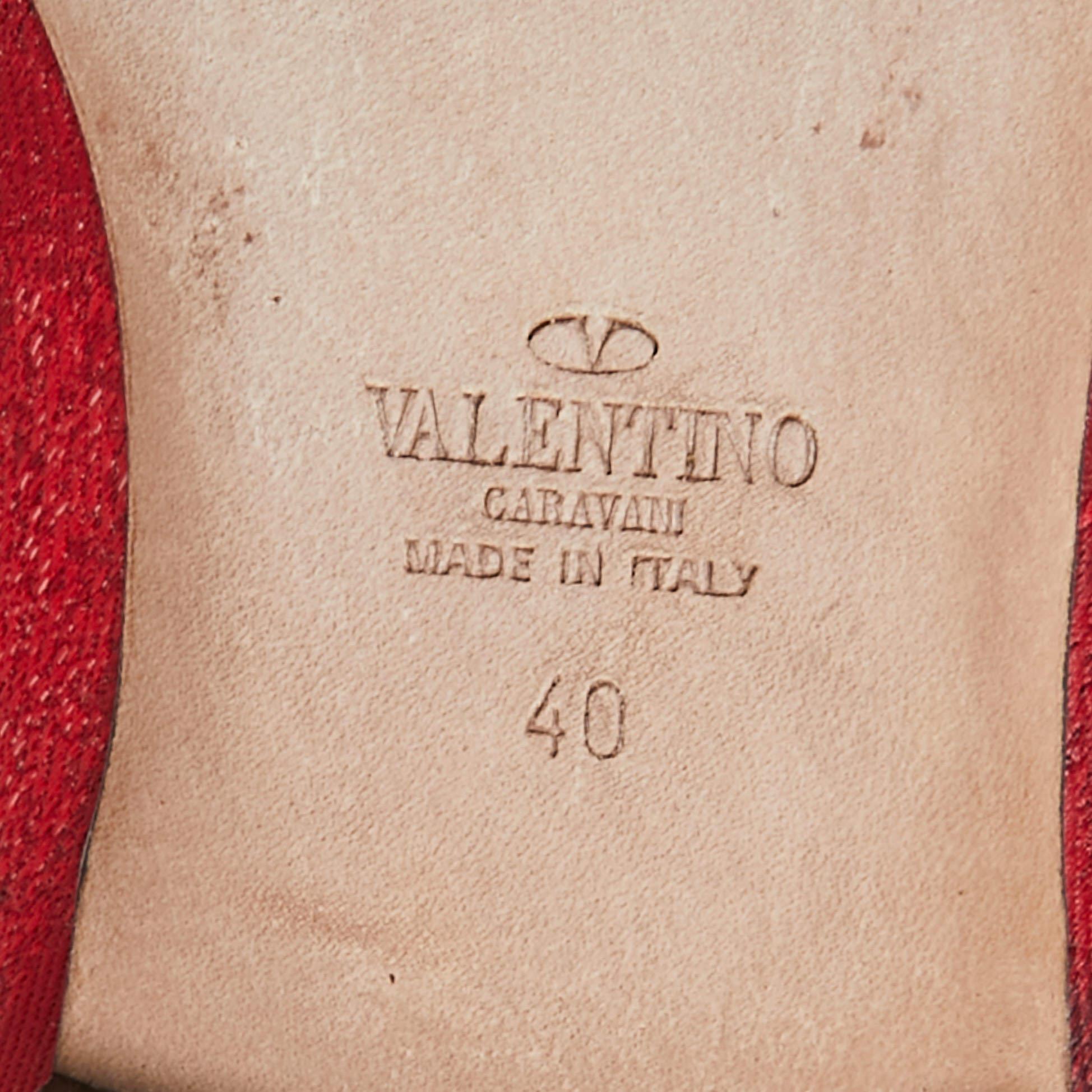 Valentino - Chaussures de smoking brodées en satin rouge, taille 40 en vente 1
