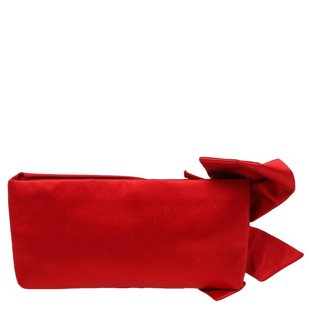 Bold, yet feminine, this striking clutch by Valentino is what you want to carry on an evening out. The red satin exterior is simply detailed with a lovely oversized bow and a top zip closure. Its open interior is also lined with satin.