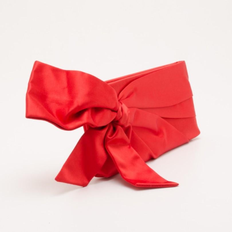 Valentino Red Satin Pleated Bow Clutch In Excellent Condition In Dubai, Al Qouz 2