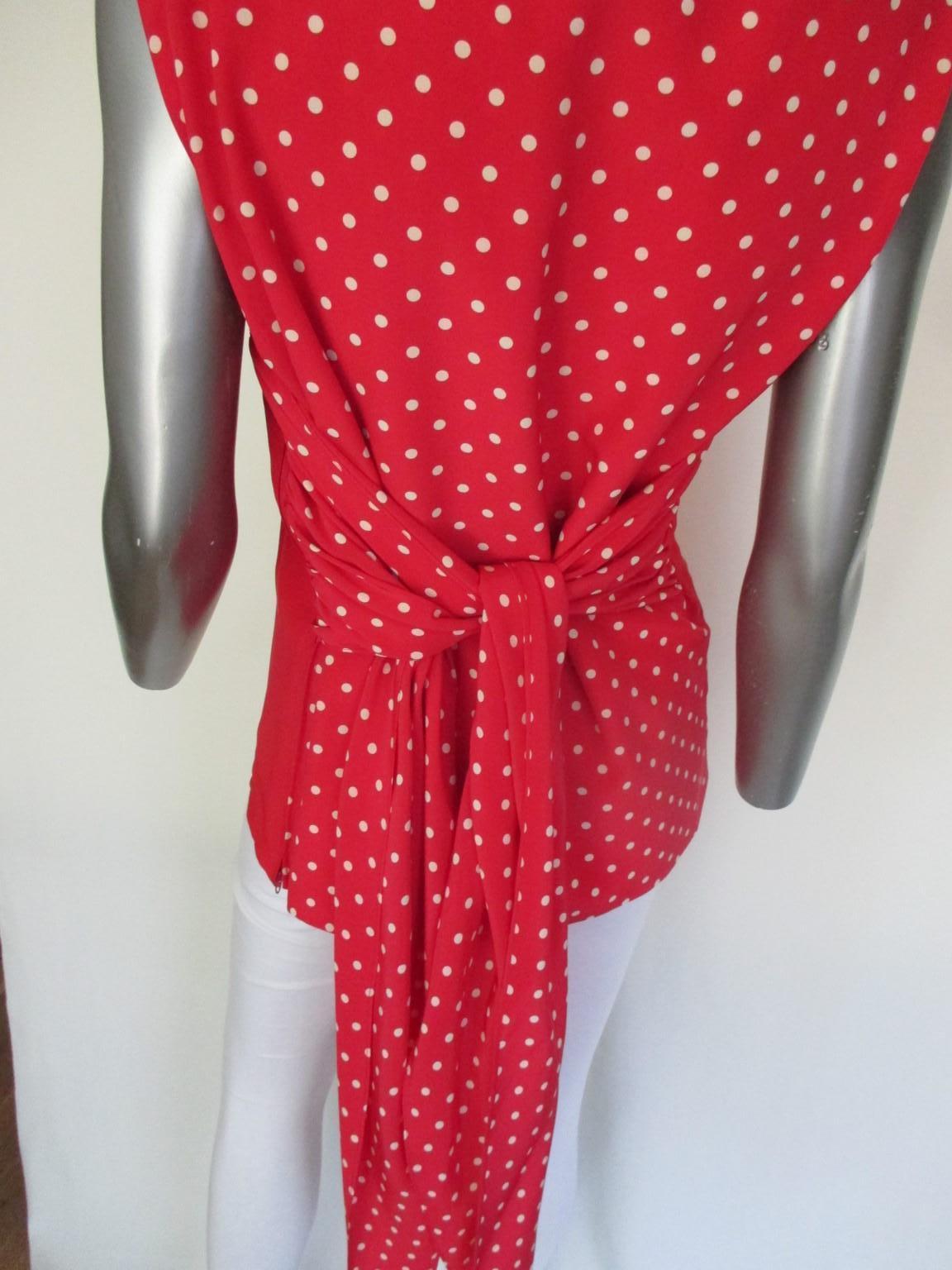 Camicetta Valentino in seta rossa a pois In condizioni buone in vendita a Amsterdam, NL