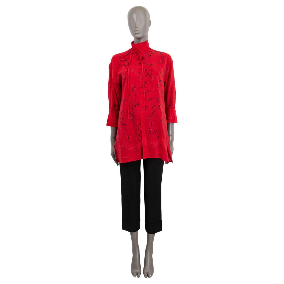 100% authentic Valentino high-neck pussy-bow tunic shirt in red silk (100%). Features a high-low cut and poet sleeves. Opens with seven buttons on the front. Unlined. Has been and worn and is excellent condition. 

Measurements
Tag