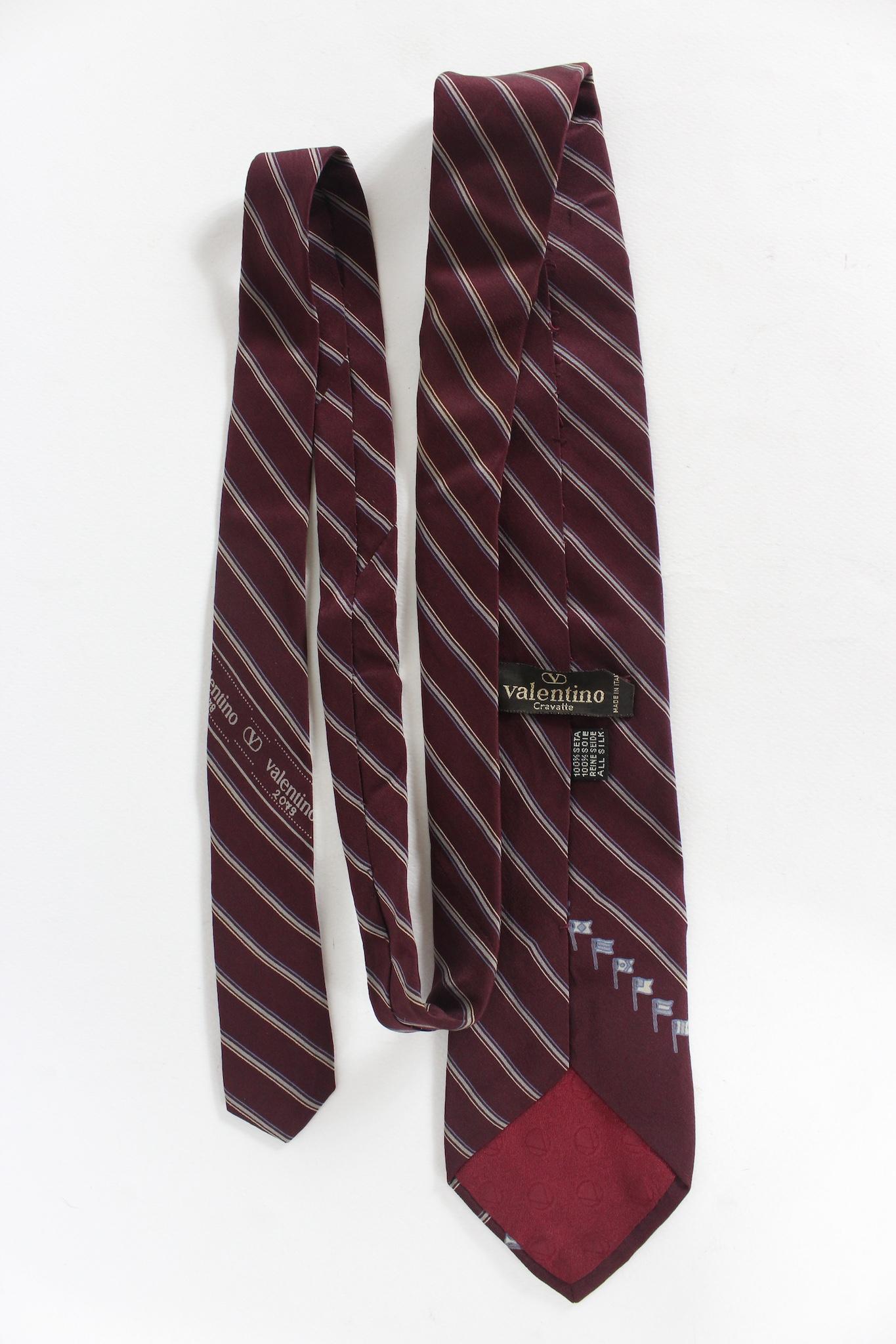 Valentino vintage 90s tie. Red color with beige stripes. 100% silk fabric. Made in italy.

Length: 143 cm
Width: 8 cm