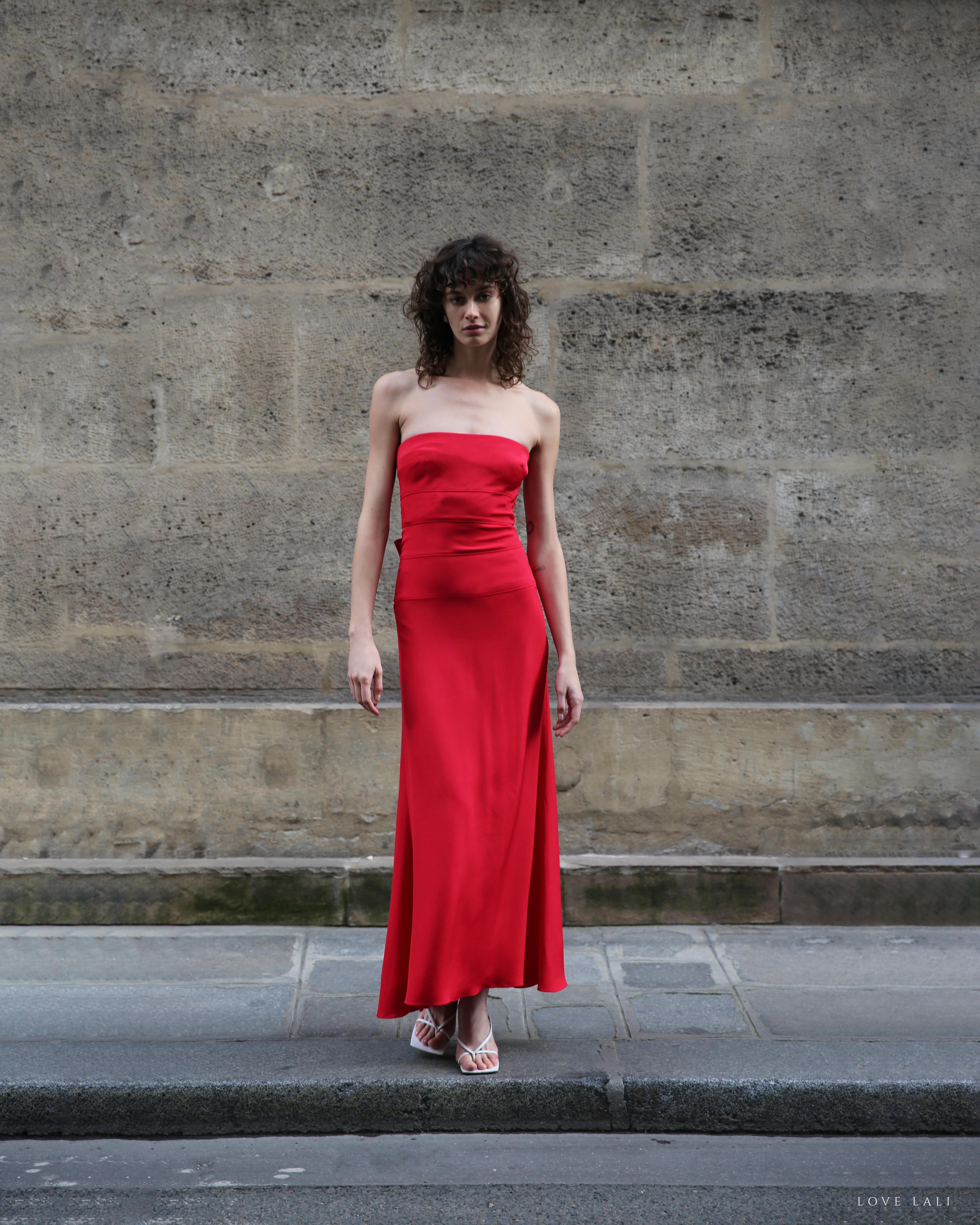 LOVE LALI VINTAGE

An absolutely gorgeous red strapless gown by Valentino with an inner boned corset, and an oversized decorative bow to the small of the back
Concealed side zip
Fully lined
Made in Italy
- All pictures are the property of Love Lali
