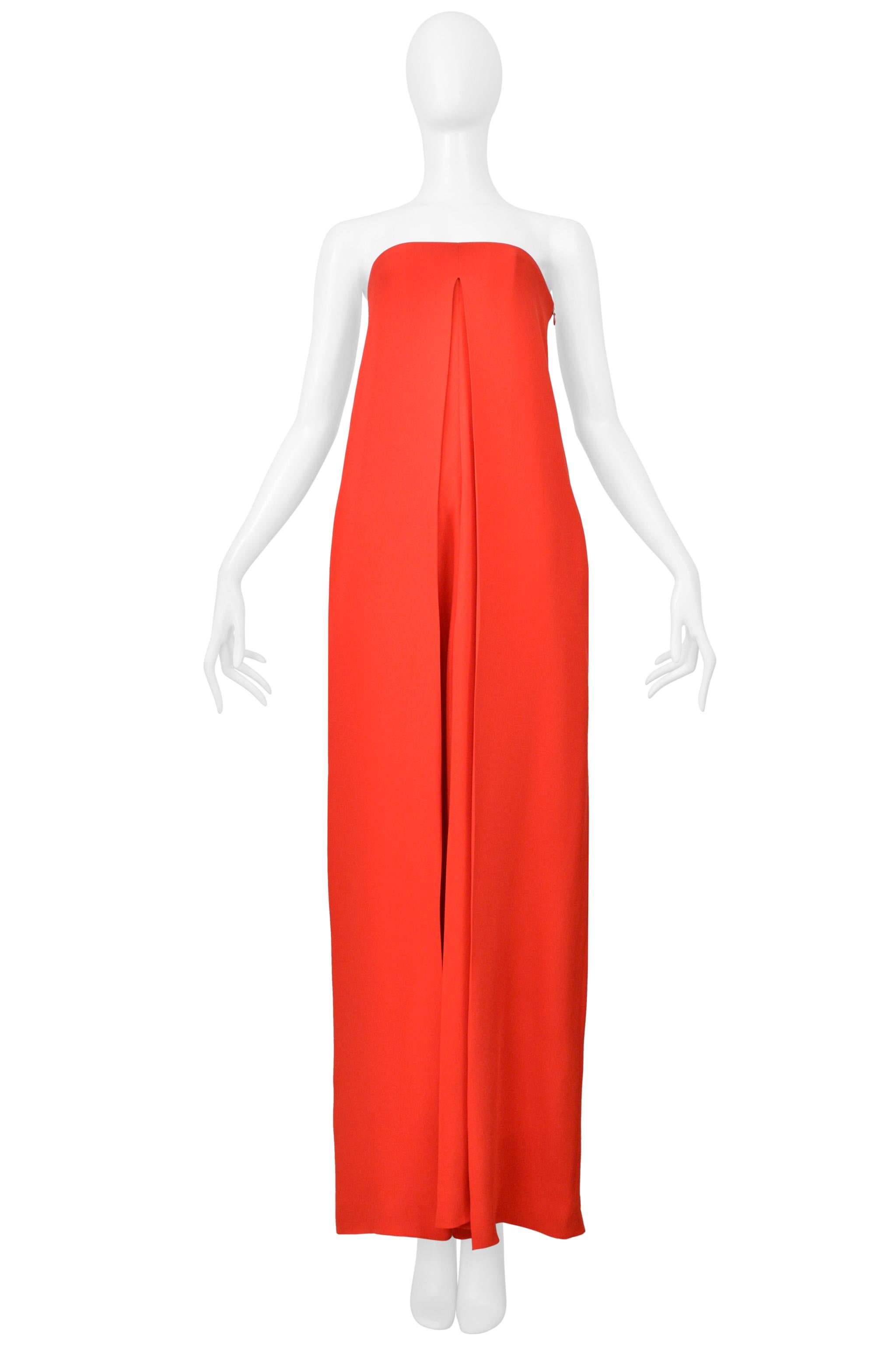 Resurrection Vintage è lieta di offrire una tuta da sera vintage in seta rossa di Valentino caratterizzata da un corsetto interno con disossamento, un'elegante scollatura senza spalline, grandi pieghe al centro davanti e dietro, gambe piene e